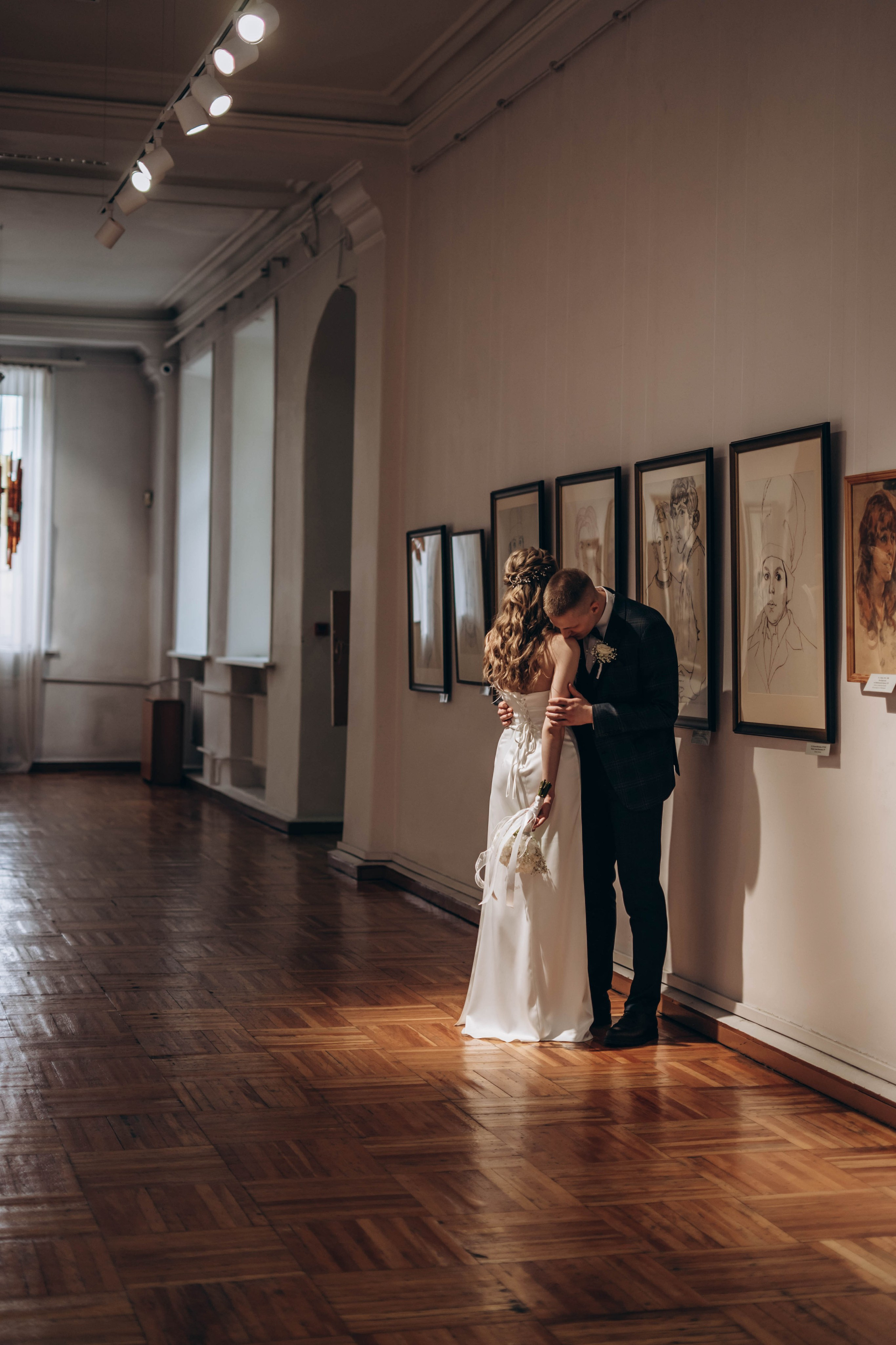 Ксюша и Леша: свадебная съемка в Художественном музее. Фотограф в Иркутске