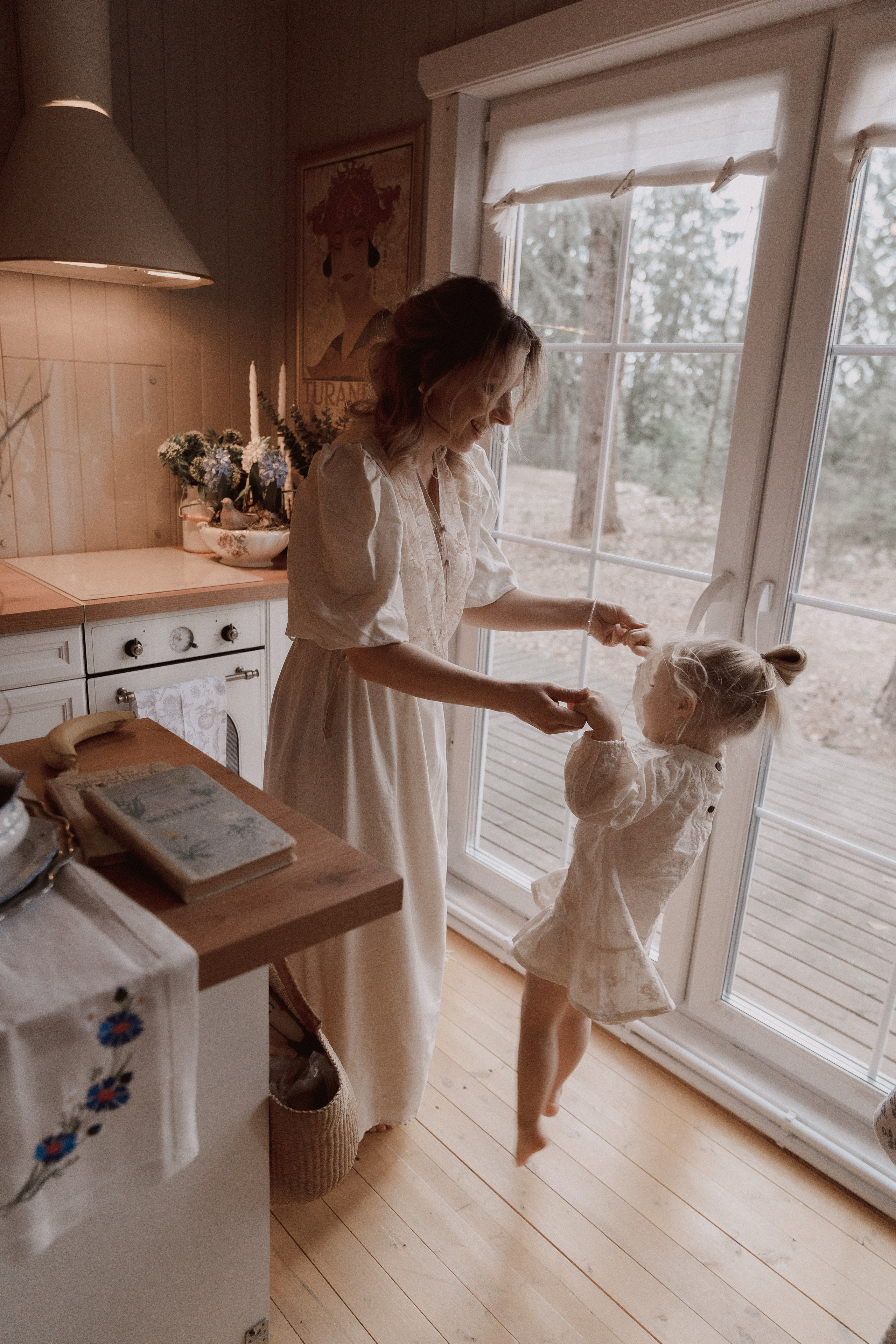 Лея и Ксения в фотодаче Ландыши. Семейный и детский фотограф в Сергиев Посаде, Хотьково Якимчук Любовь