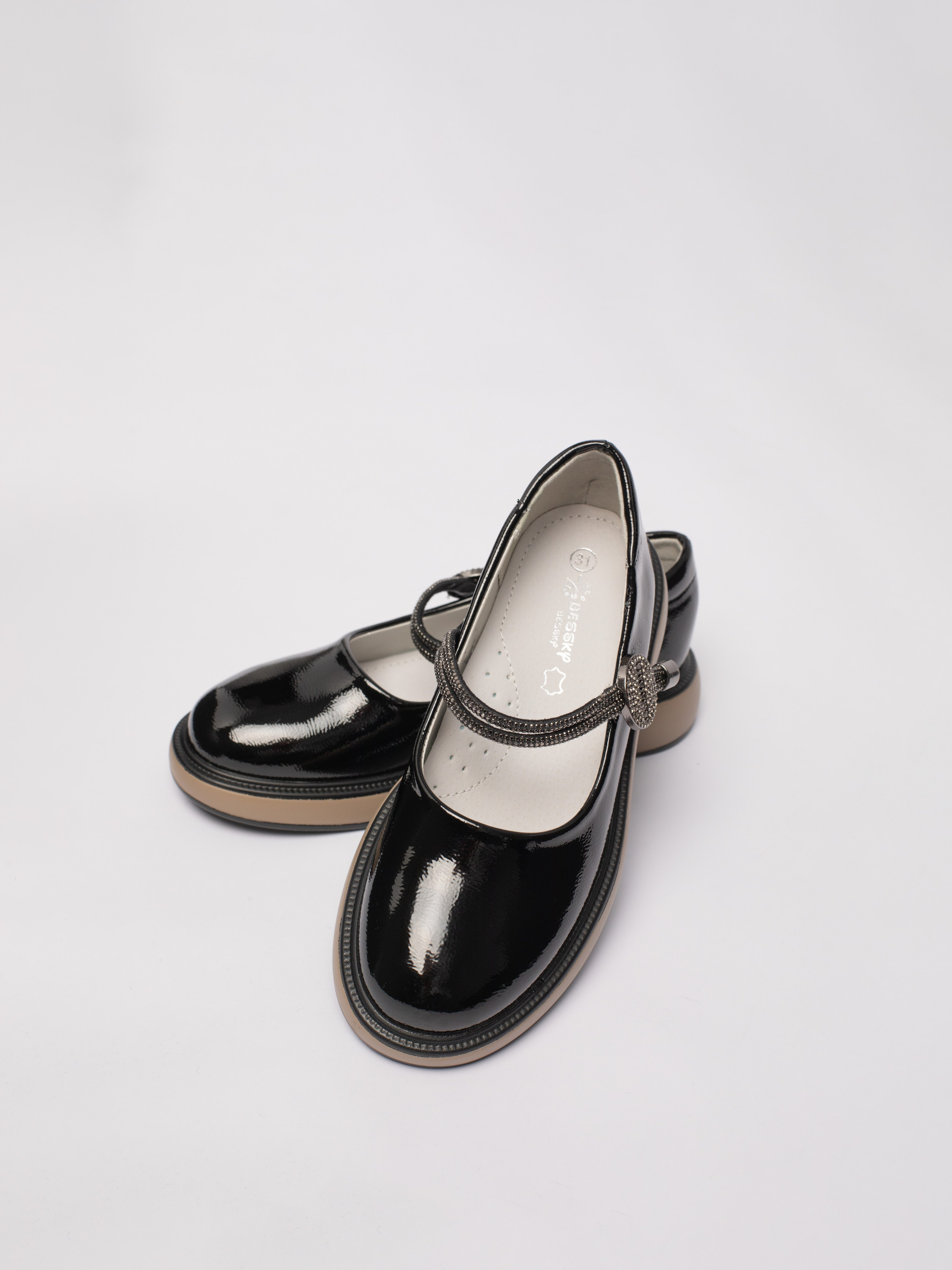 Школьные туфли. Фотостудия предметной и модельной съёмки для маркетплейсов