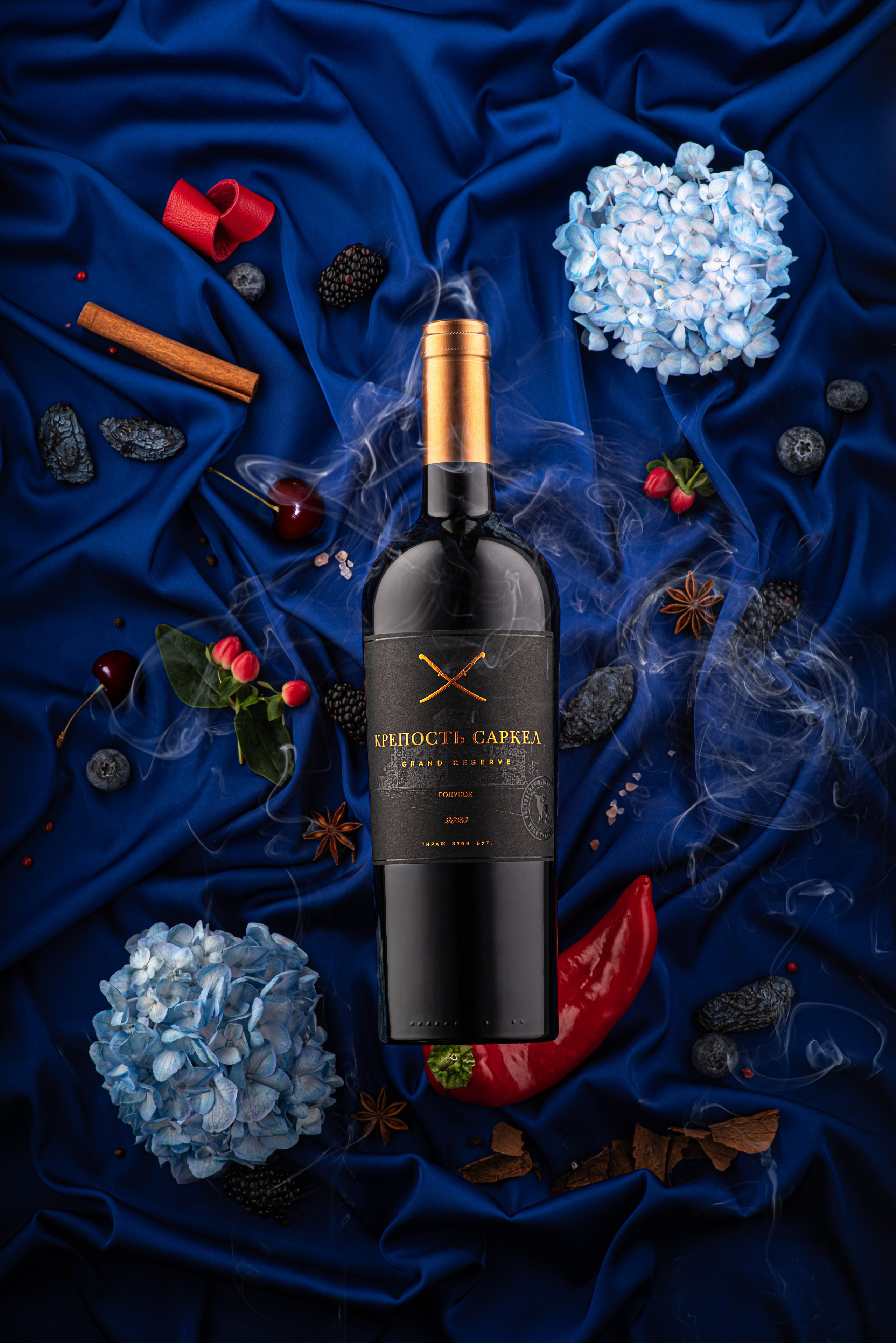 Бутылка с красным вином