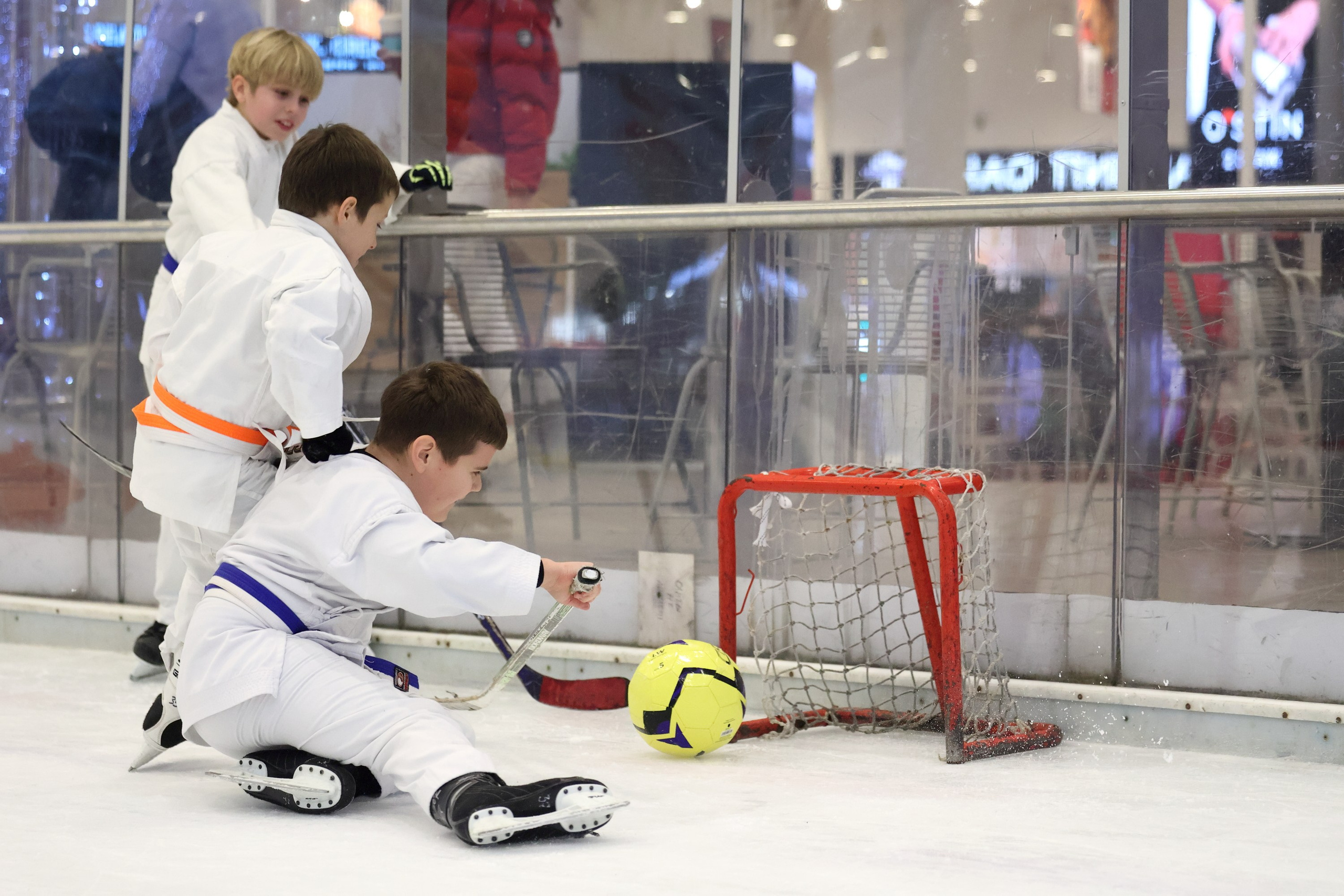 Елка каратэ на катке. Спортивный и репортажный фотограф Ермакова Светлана