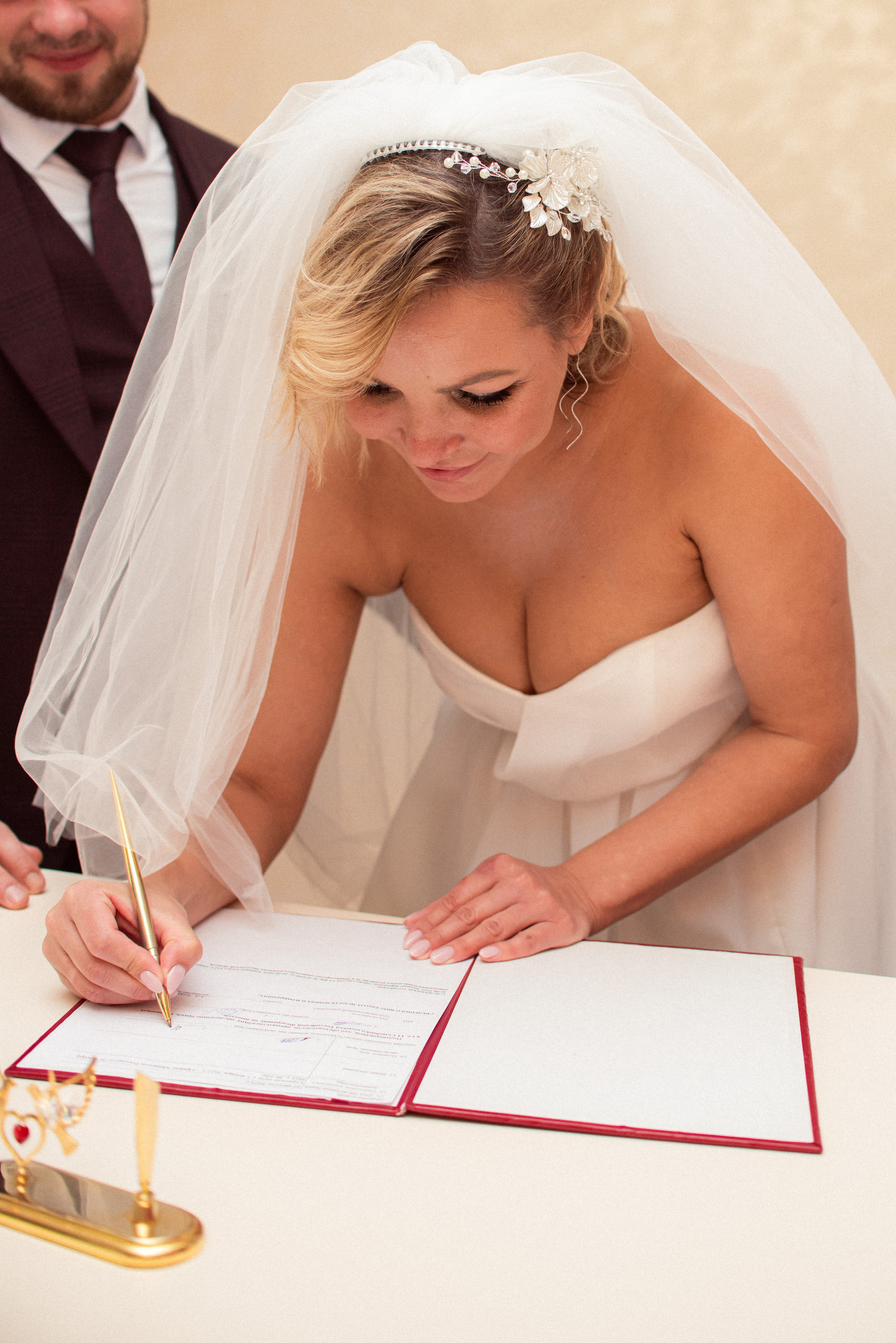 Жена подписывает документы о браке в ЗАГСе Старая Купавна