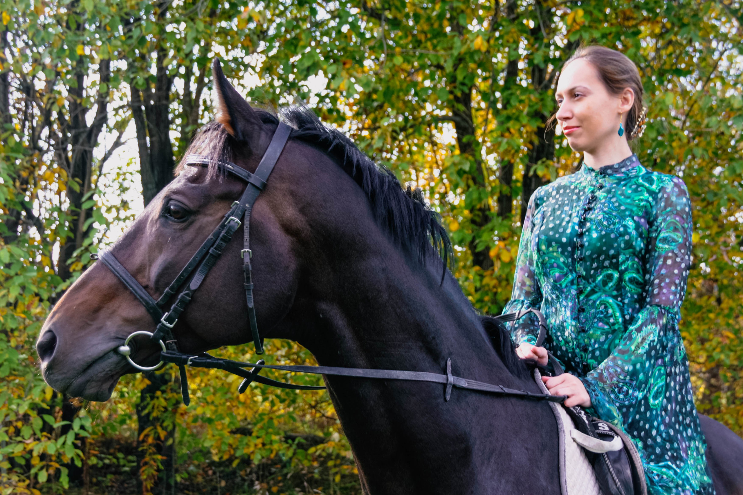 Алёна и Даша на лошади. Фотограф Пермь. Фотосессия в фотостудии Перми и на свежем воздухе