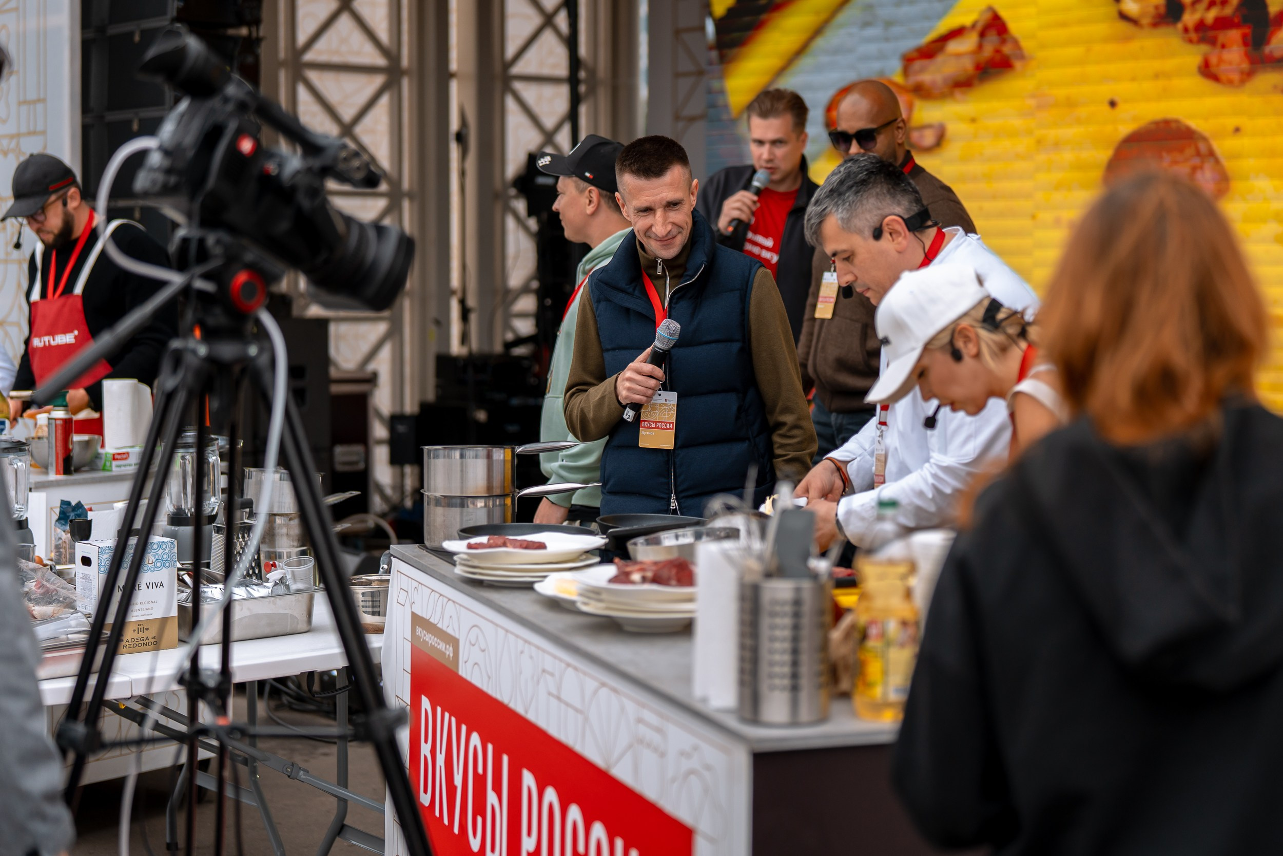 Репортажная фотография с фестиваля «Вкусы России 2025» на ВДНХ в Москве: шеф-повара и блогеры готовят блюда на сцене, проходит кулинарное шоу. Съёмка казанского фотографа.