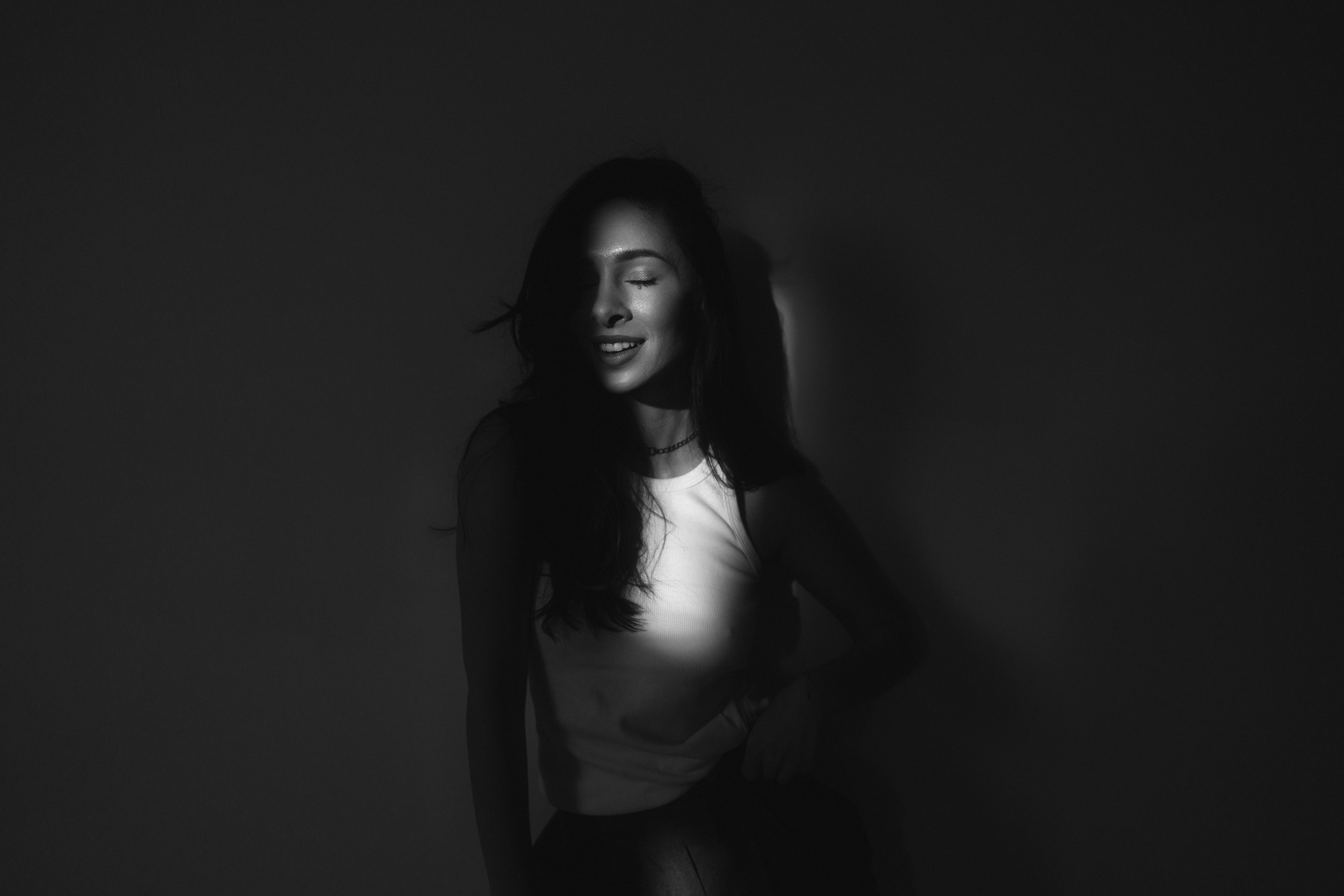 Женская портретная чб фотосессия в студии на циклораме в Казани