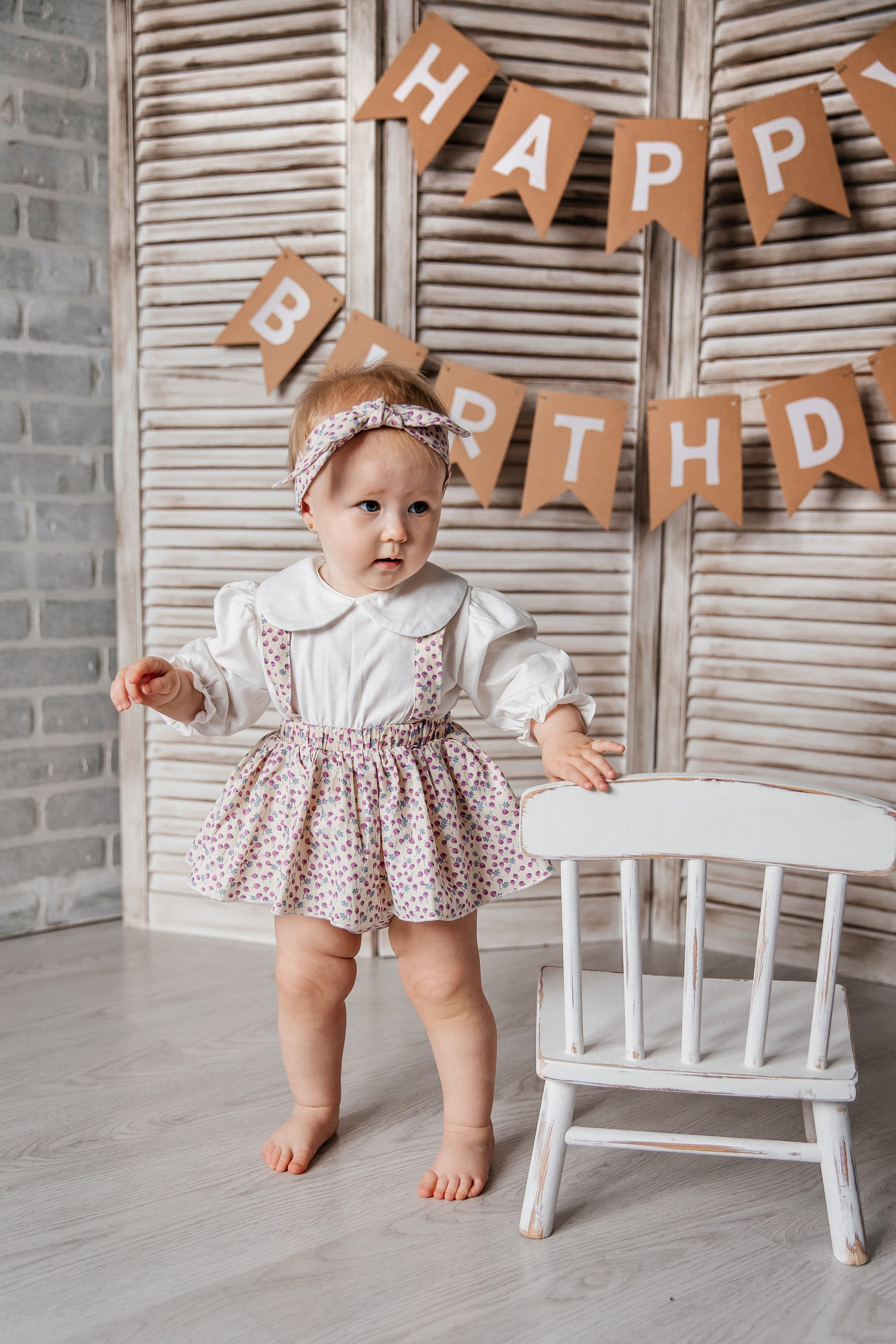 Минимализм (единичка, буквы-кубики, отдельный реквизит на фоне). Детский фотограф, выпускные альбомы в Нижнем Новгороде Бодягина Мария