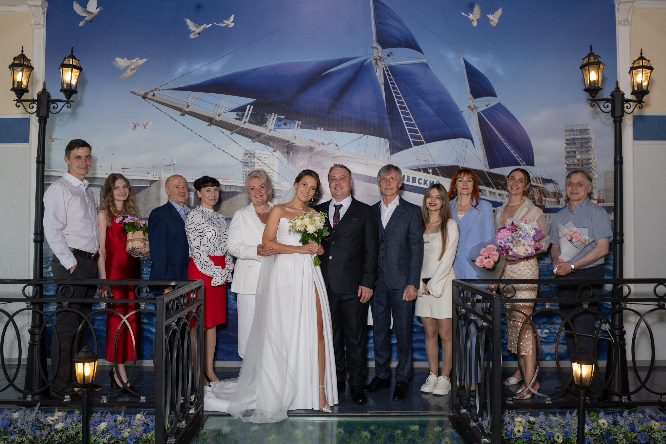 Групповое фото в загсе Невского района на свадебной фотосессии