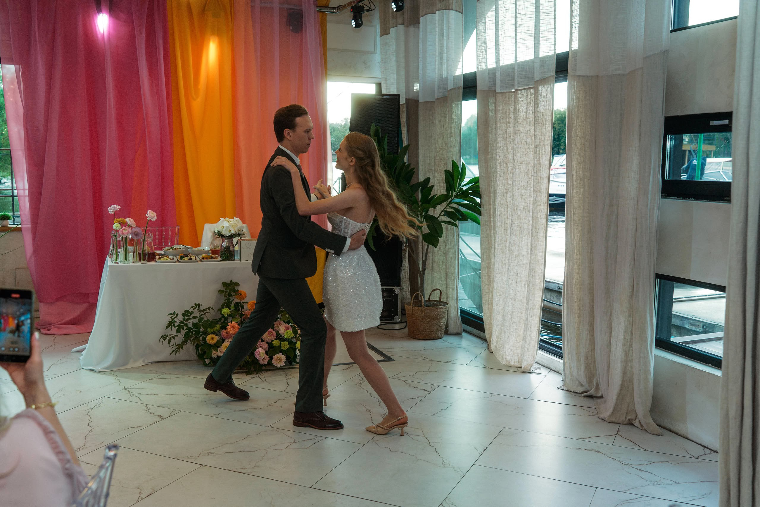 Арина и Илья — свадьба в Петербурге, цифра и плёнка. Свадебный фотограф Дмитрий Родионов — Санкт-Петербург и Ленинградская область