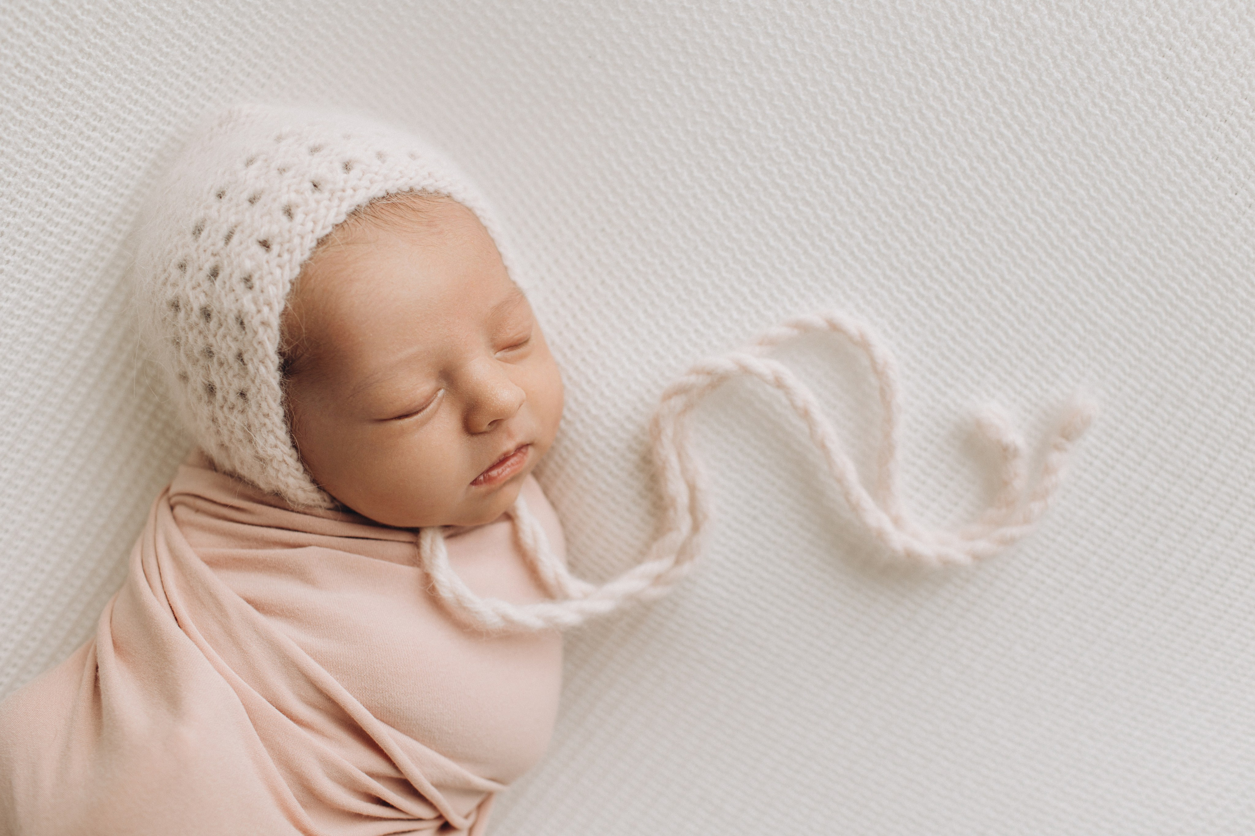 Newborn (фотосессия новорожденных). Фотостудия для новорожденных и малышей в Твери — На ручки