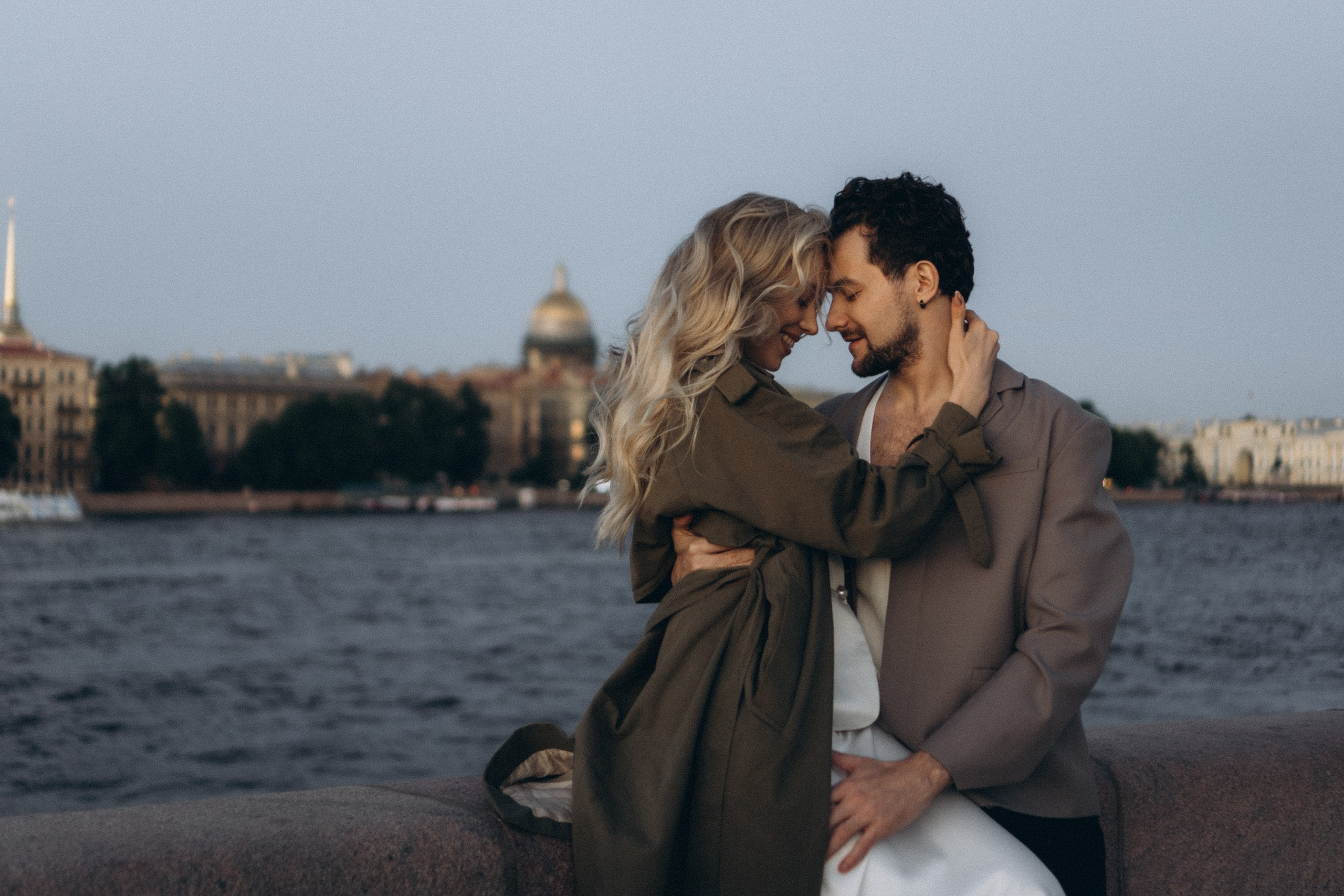 СВАДЕБНАЯ СЬЕМКА ПАРЫ НА РАССВЕТЕ В БЕЛЫЕ НОЧИ И ПРОГУЛКА С РАЗВОДНЫМИ МОСТАМИ И ПИКНИК ВОЗЛЕ ИСАКИЕВСКОГО СОБОРА. Профессиональный фотограф, Санкт-Петербург — Виктория Богомолова