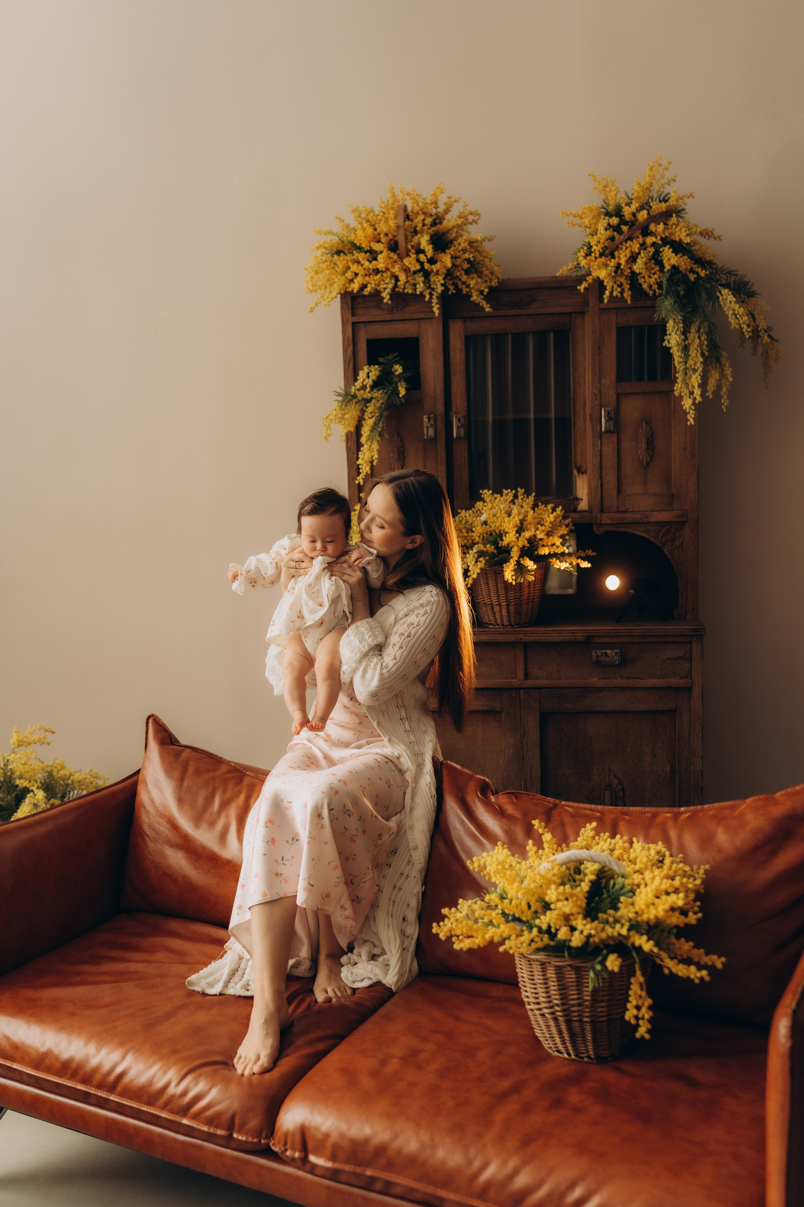 Мама с дочкой и мимозы. Семейный фотограф в Казани