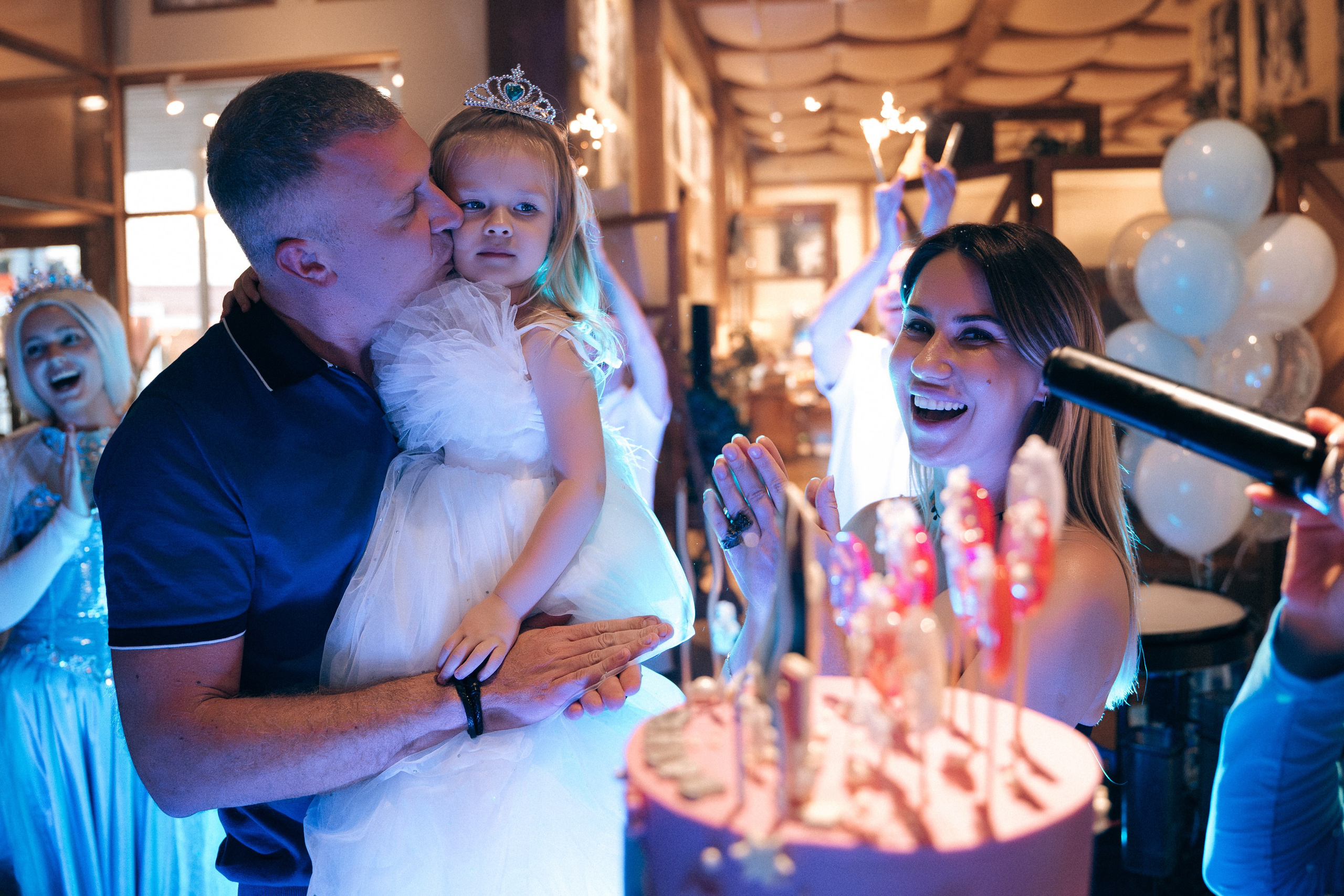 Заказать фотографа на день рождения в Москве и других городах. Фотограф на крещение и венчание, дни рождения и праздники