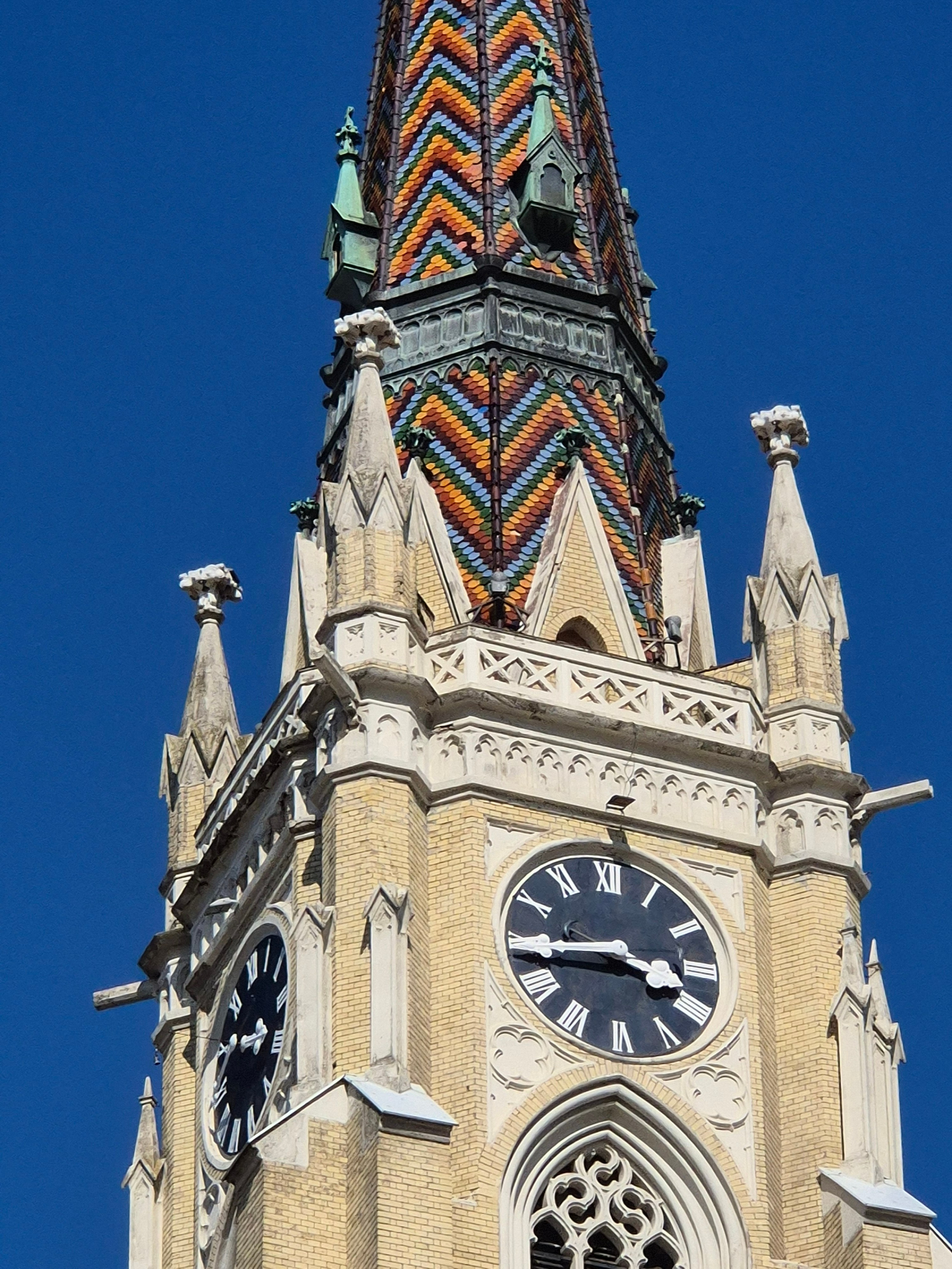 Церковь Девы Марии - главный католический храм города, возведенный в 1895 г. по архитектором Д. Молнаром в неоготическом стиле. Высота колокольни составляет 72 метра