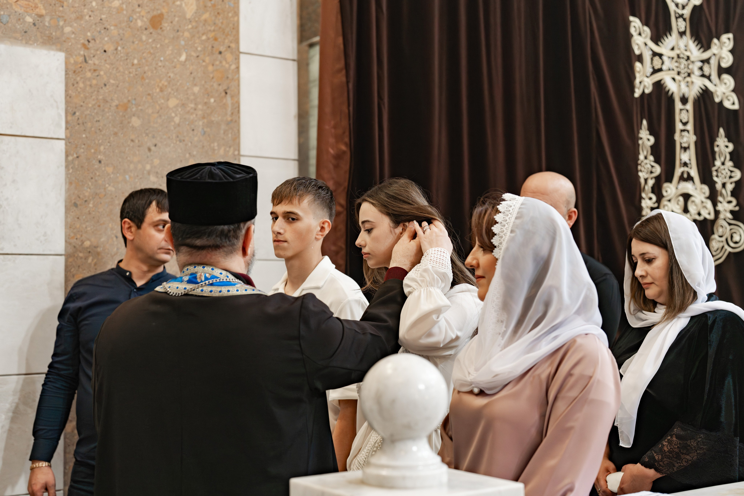 Крещение  ребёнка в храме. Фотограф видеограф Геннадий Янбаев в Сочи, Краснодаре