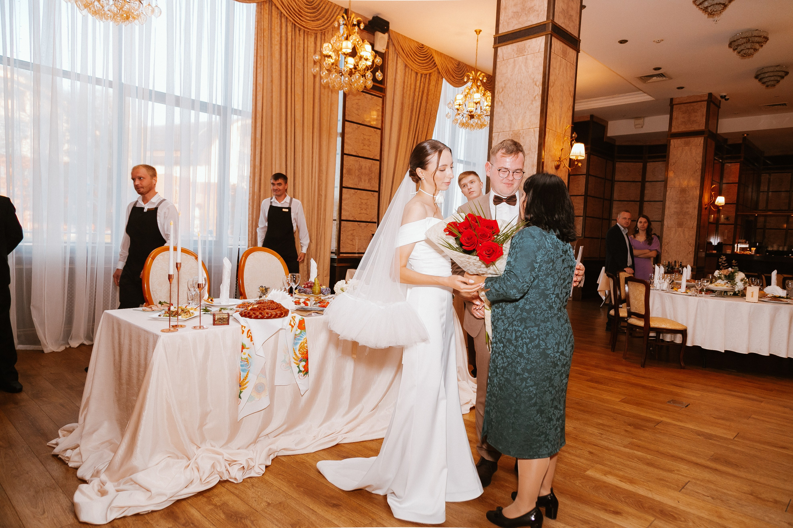 Свадебная осенняя фотосессия Ивана и Лидии в городе. Свадебный и репортажный фотограф в Ярославле и Санкт-Петербурге Роман Микрюков