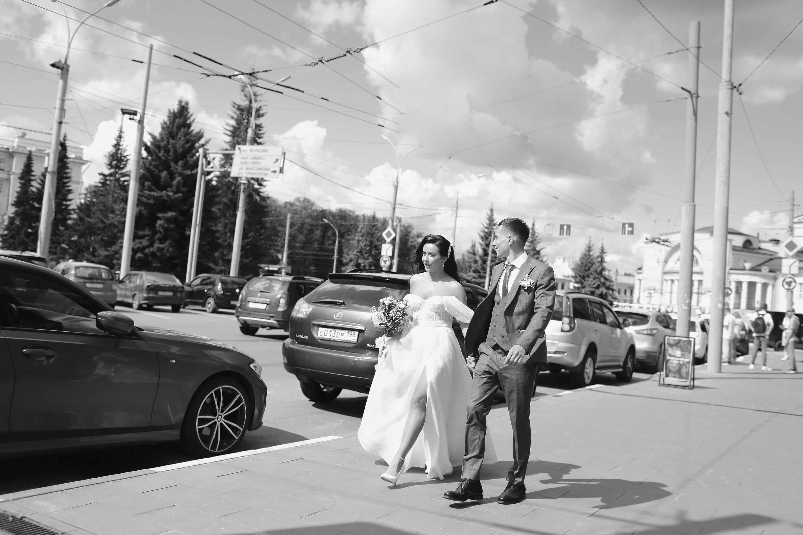 Съемка пары Марии и Ильи, гуляющих по городу. Свадебный и репортажный фотограф в Ярославле и Санкт-Петербурге Роман Микрюков