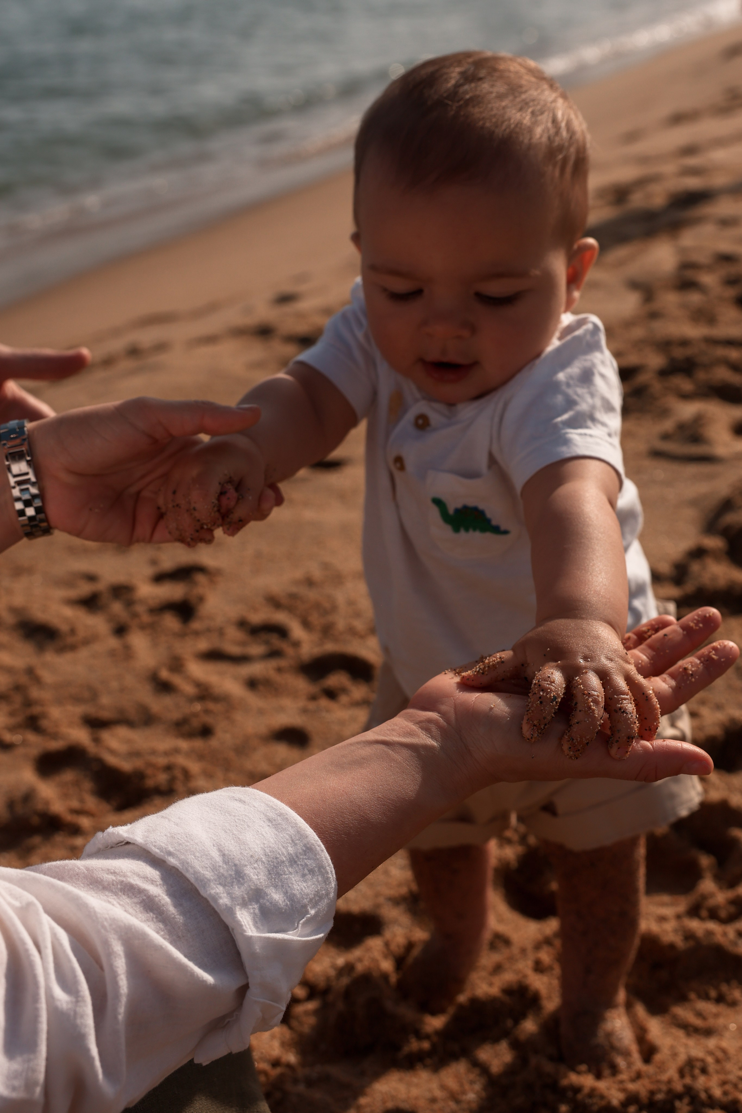 Family pizza at the sea. Natalia Zhuravleva|family, newborn, maternity photographer in Barcelona