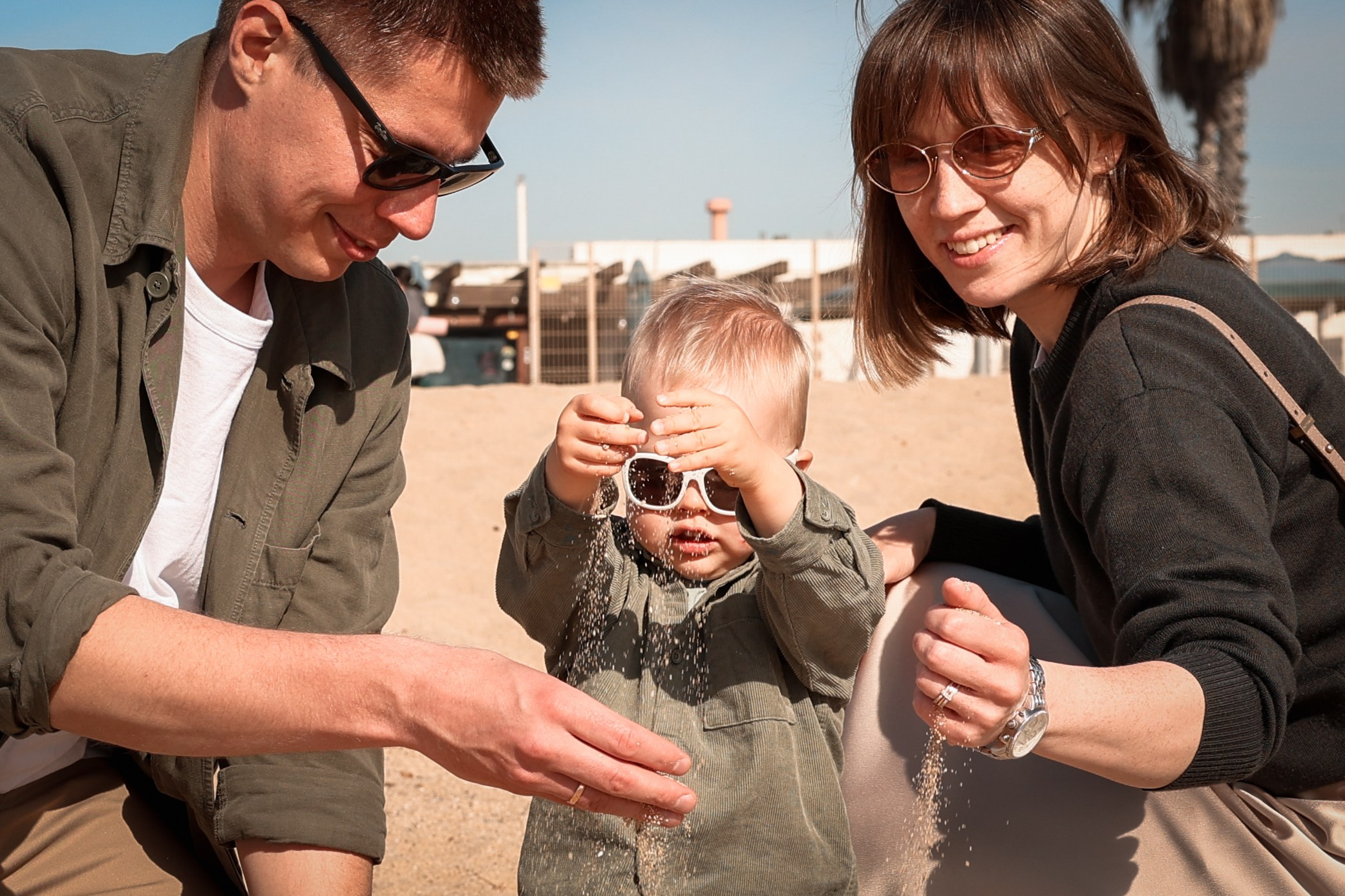 Seashore with a toddler. Natalia Zhuravleva|family, newborn, maternity photographer in Barcelona