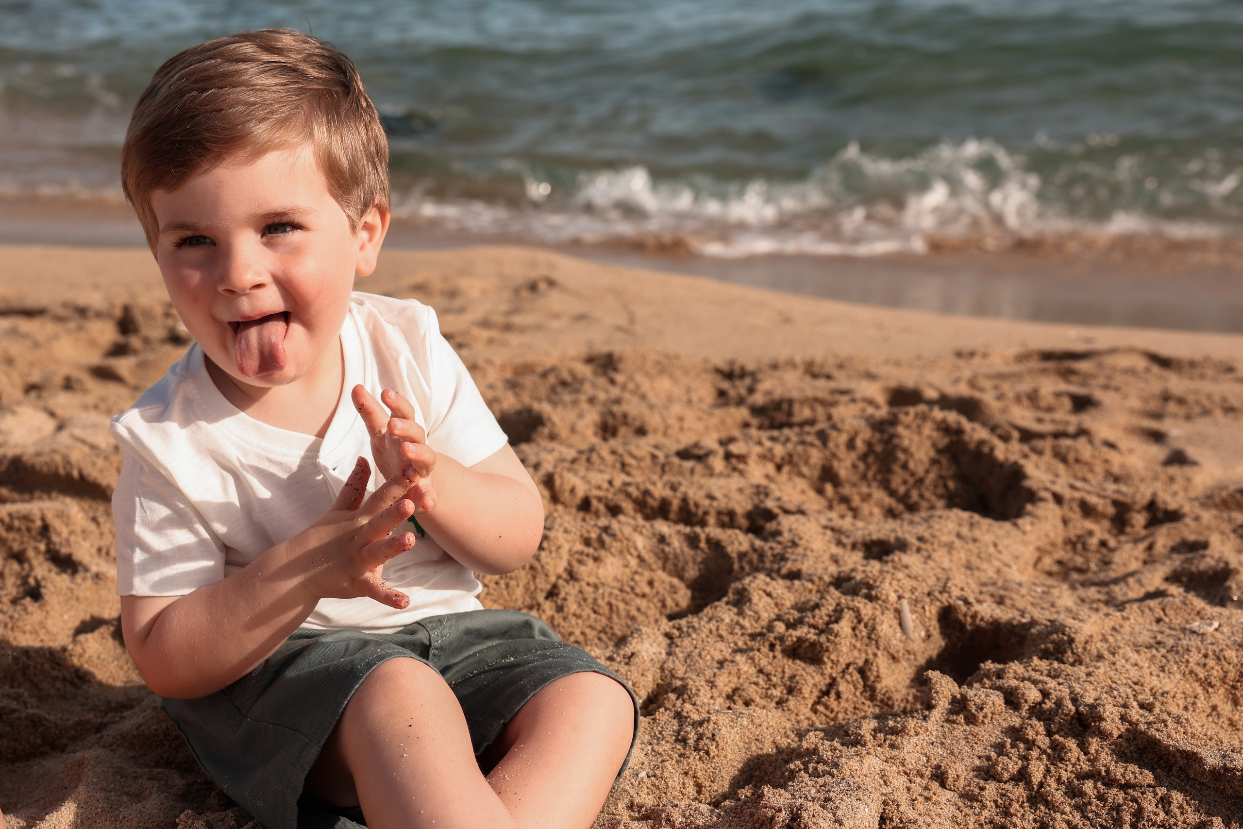Family pizza at the sea. Natalia Zhuravleva|family, newborn, maternity photographer in Barcelona