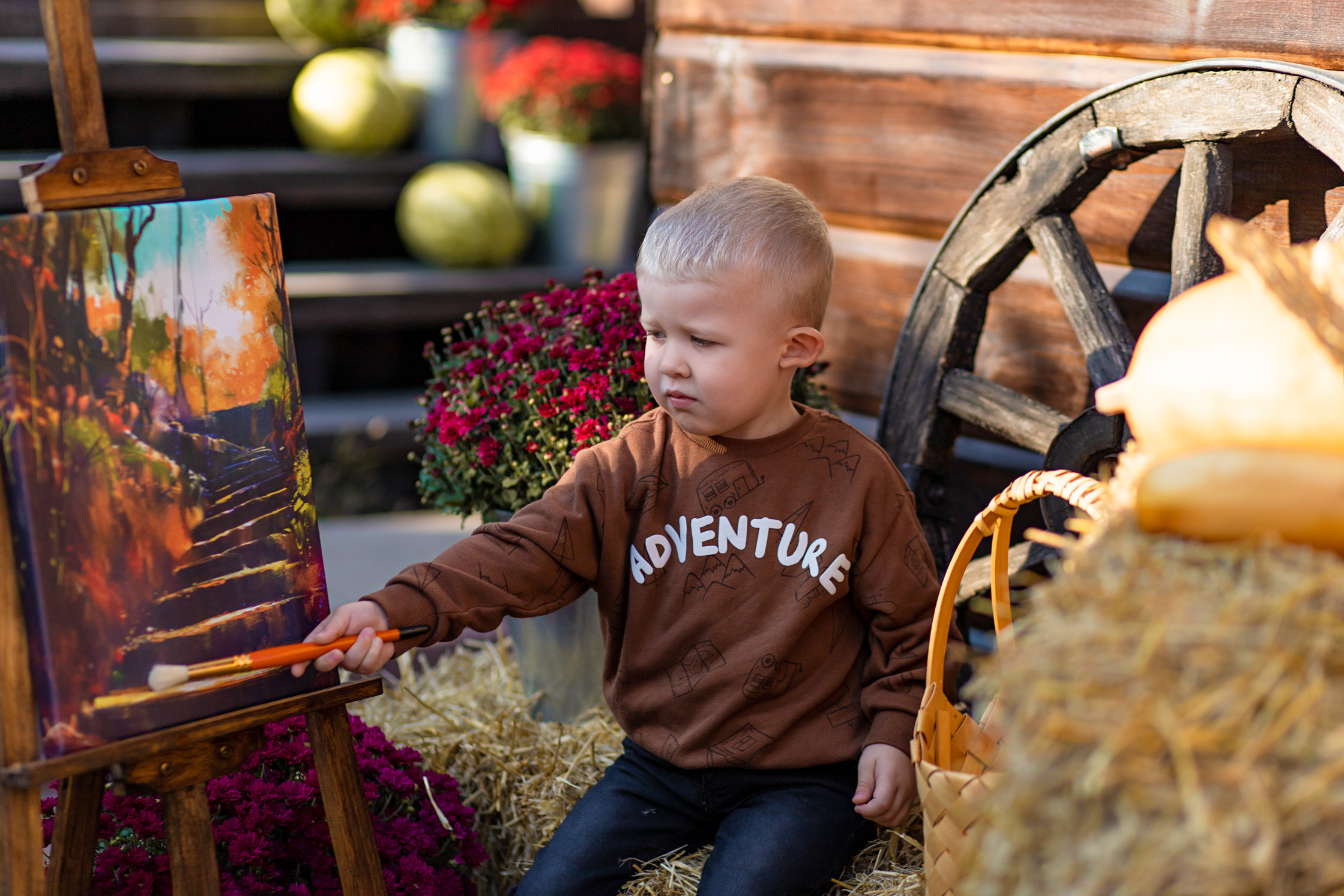 малыш рисует, сено, солома