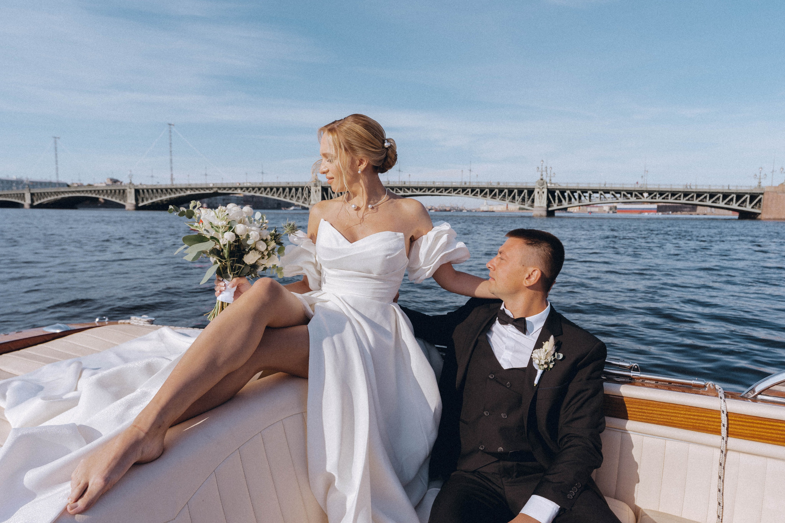 СВАДЕНБНАЯ СЬЕМКА НА КАТЕРЕ ПО КАНАЛАМ САНКТ-ПЕТЕРБУРГА И В АКВАТОРИИ НЕВЫ. Профессиональный фотограф, Санкт-Петербург — Виктория Богомолова