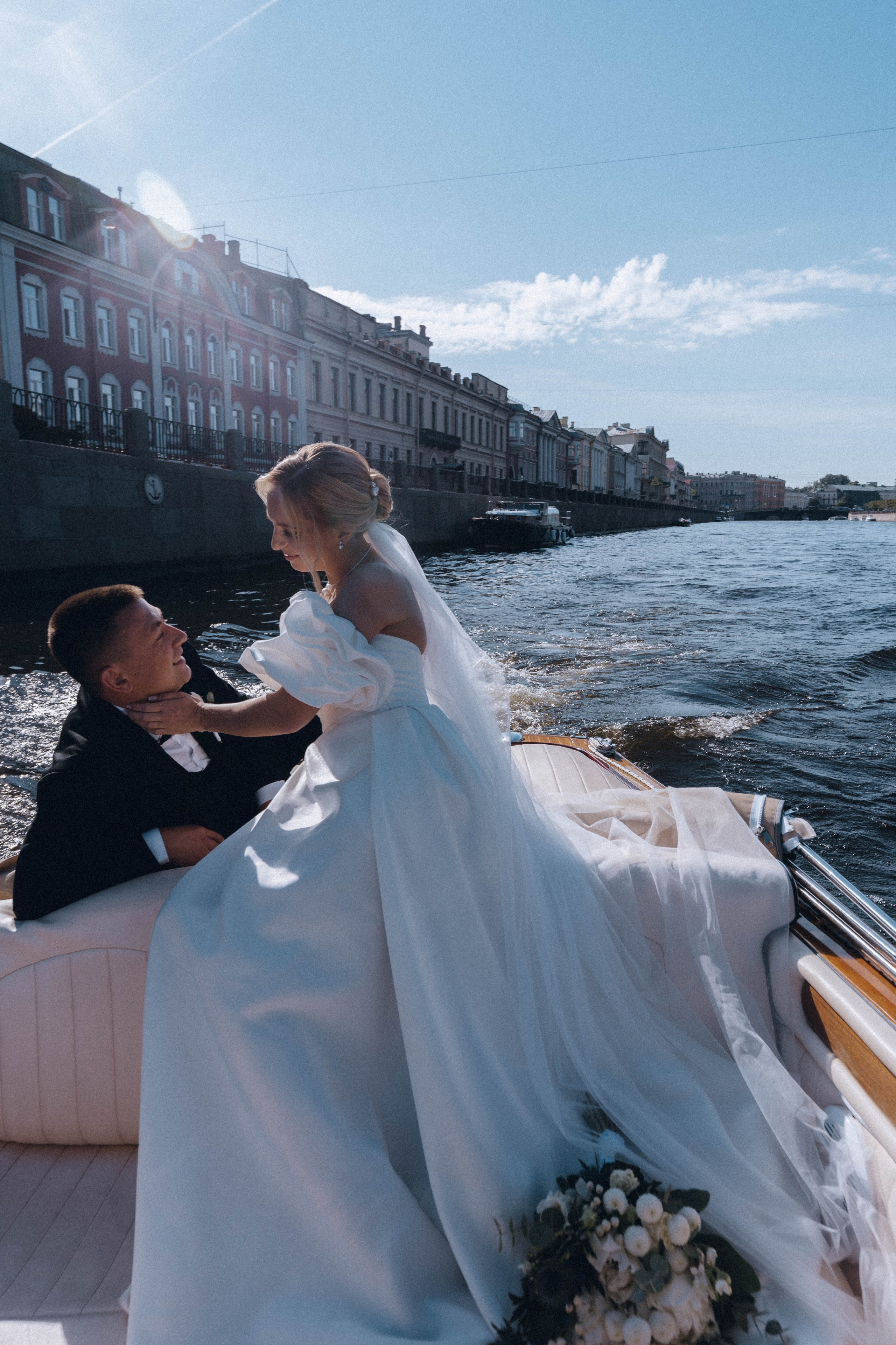 СВАДЕНБНАЯ СЬЕМКА НА КАТЕРЕ ПО КАНАЛАМ САНКТ-ПЕТЕРБУРГА И В АКВАТОРИИ НЕВЫ. Профессиональный фотограф, Санкт-Петербург — Виктория Богомолова