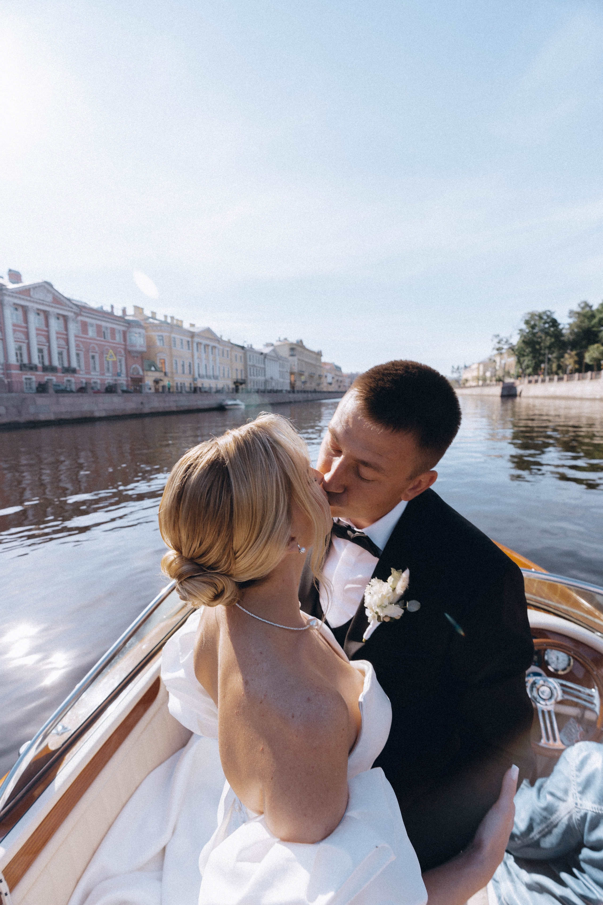 СВАДЕНБНАЯ СЬЕМКА НА КАТЕРЕ ПО КАНАЛАМ САНКТ-ПЕТЕРБУРГА И В АКВАТОРИИ НЕВЫ. Профессиональный фотограф, Санкт-Петербург — Виктория Богомолова