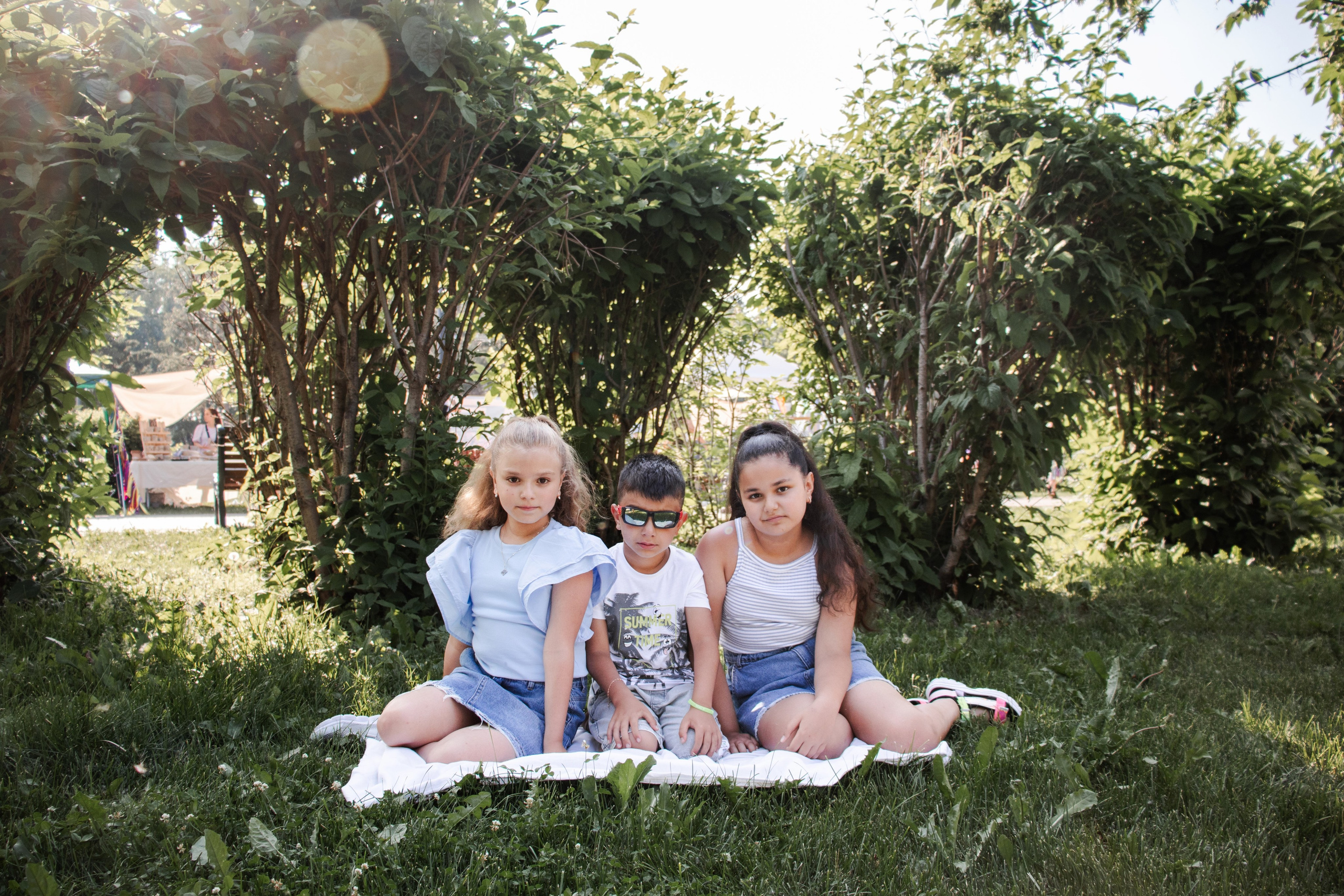 Семейная прогулочная летняя фотосессия в городском саду города Томска