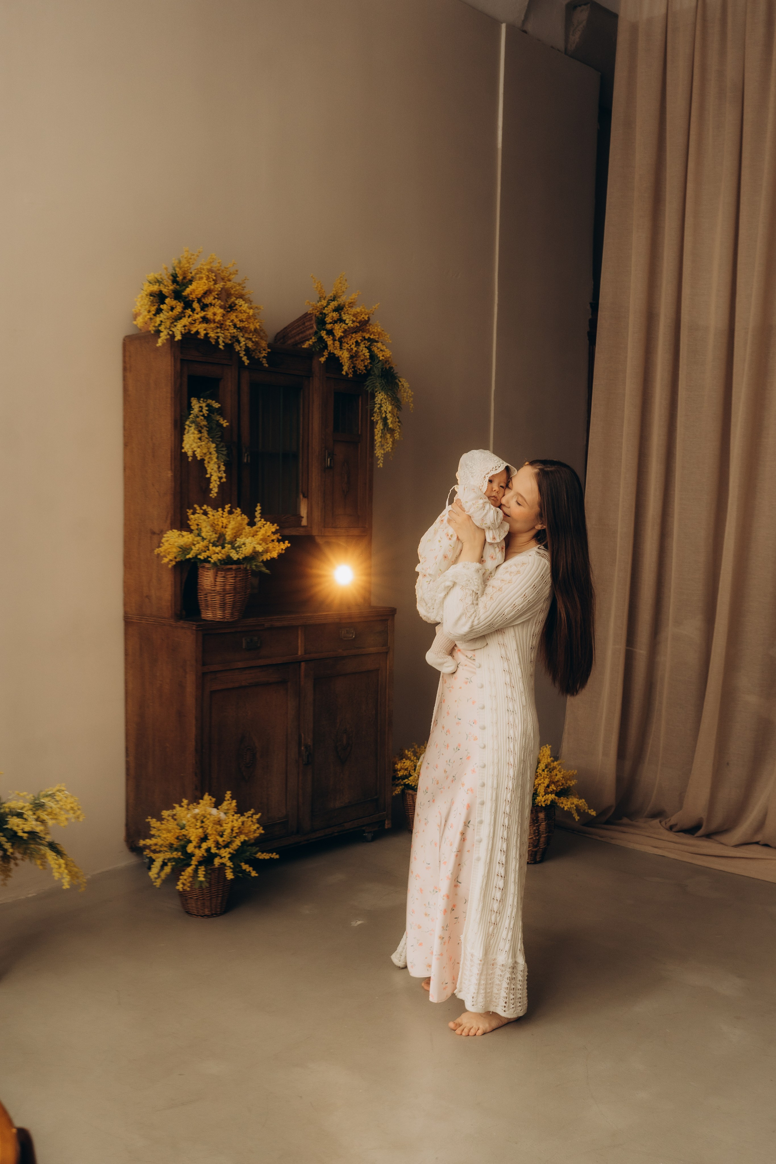 Мама с дочкой и мимозы. Семейный фотограф в Казани