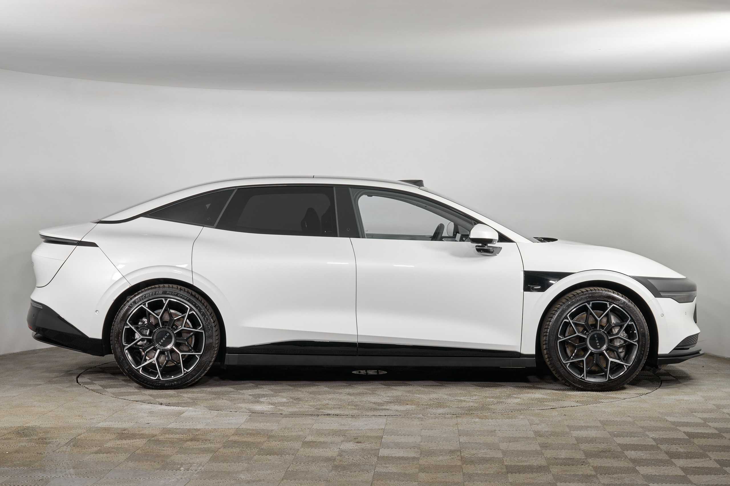 Zeekr 007_1. Фотограф Николай Прокофьев модельные тесты в Москве