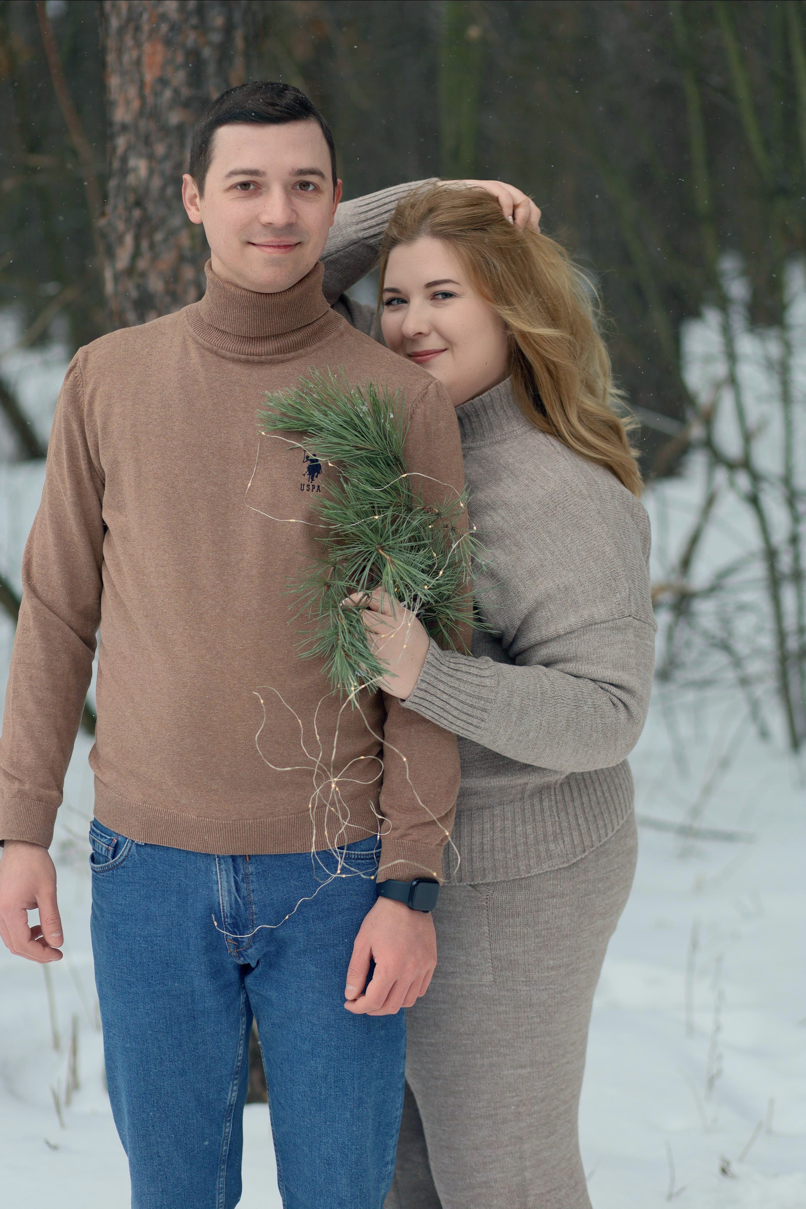 Lovestory в лесу зимой в бежевых тонах