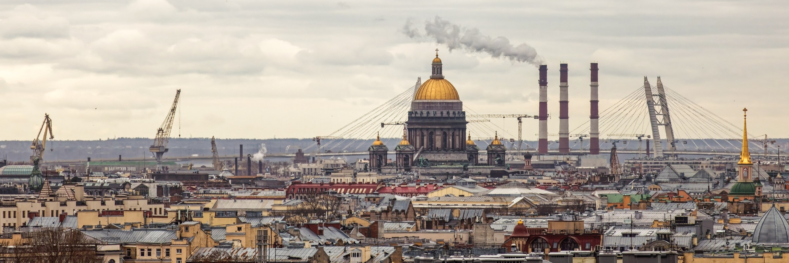 Вид на Исаакиевский собор и центр города со смотровой площадки Смольного собора. Санкт-Петербург