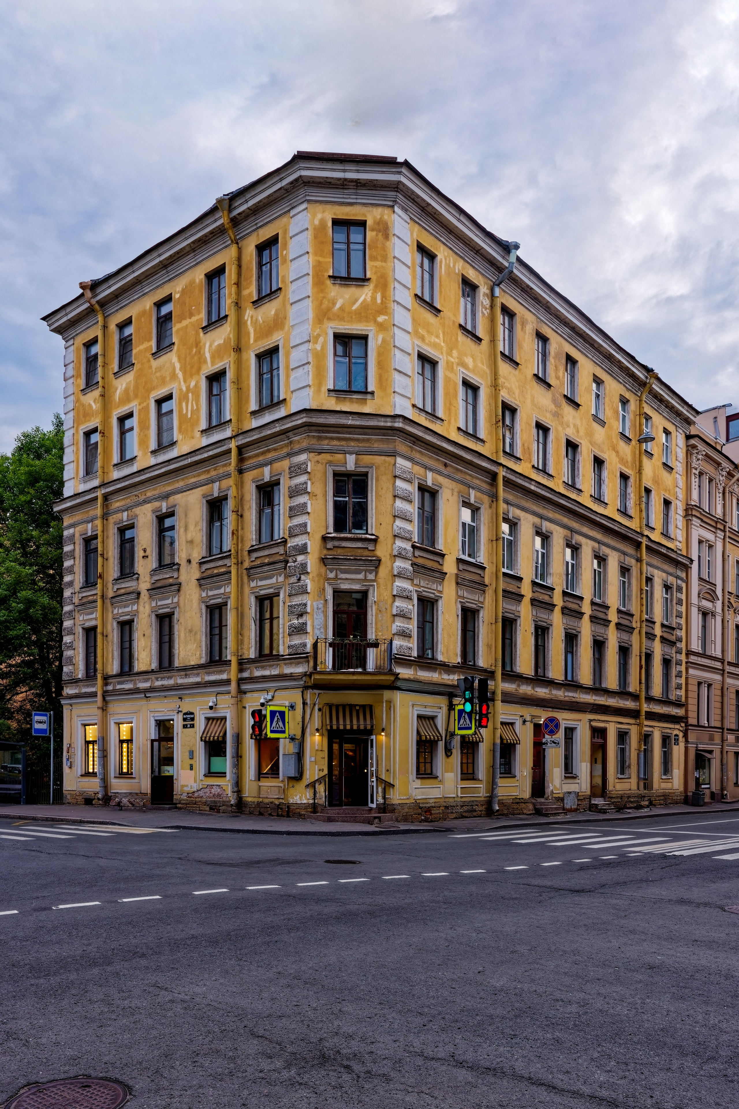 Санкт-Петербург, 8-я Советская, 43. Доходный дом. 1887 год. Архитектор Николай Никитич Бобров. Эклектика