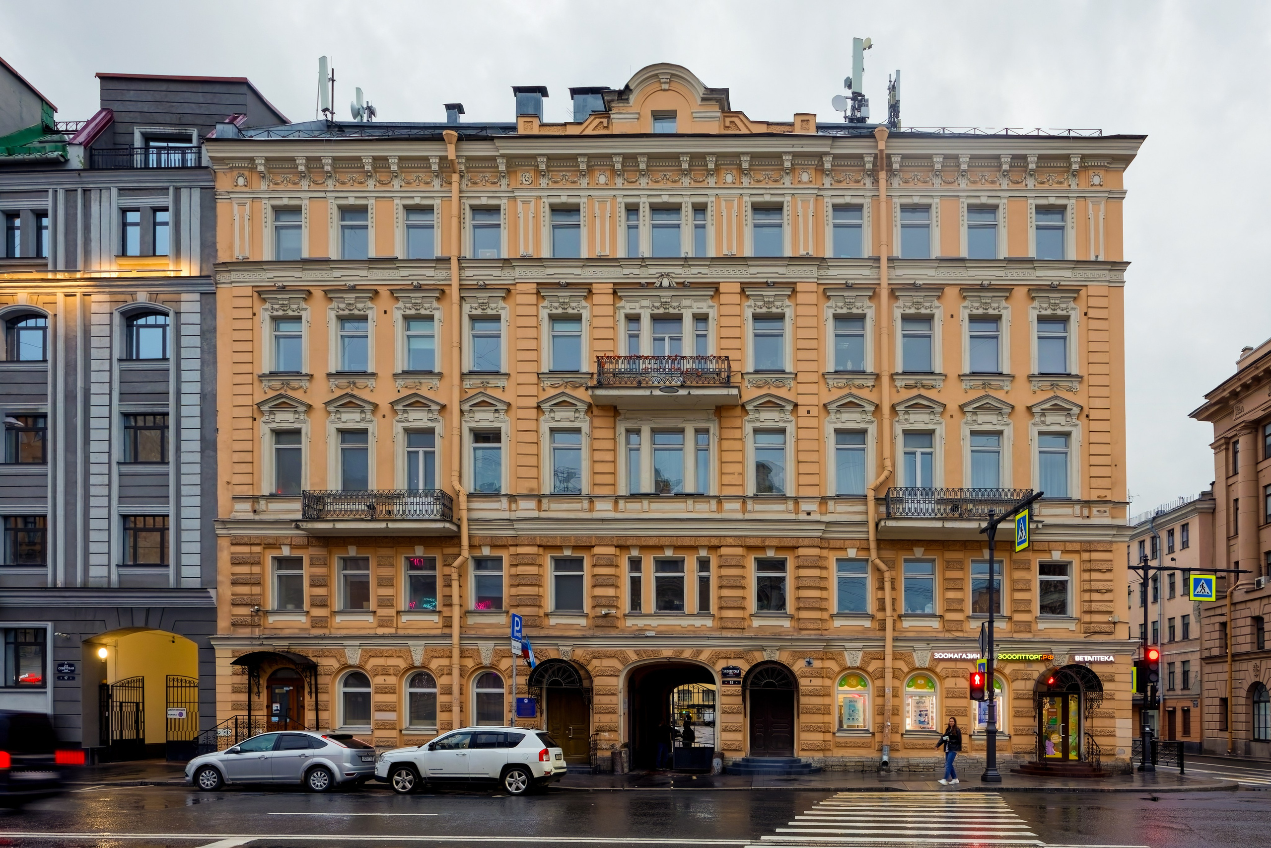 Санкт-Петербург, 2-я Советская улица, 15. Доходный дом Дмитриева, 1877 год. Архитектор Василий Фёдорович Гизе. 