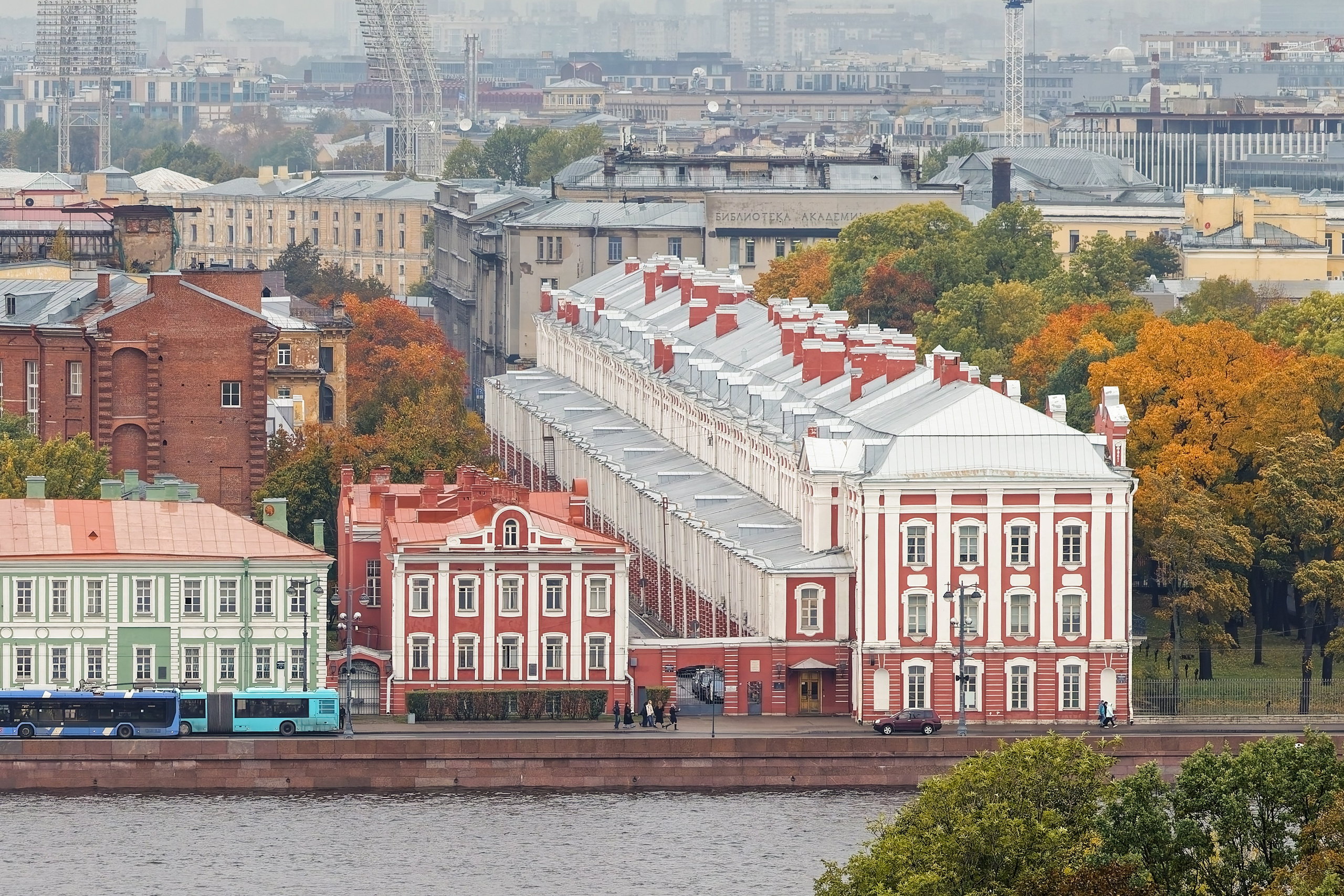 Вид на здание 12 коллегий и ректорский флигель со смотровой площадки Исаакиевского собора Санкт-Петербург