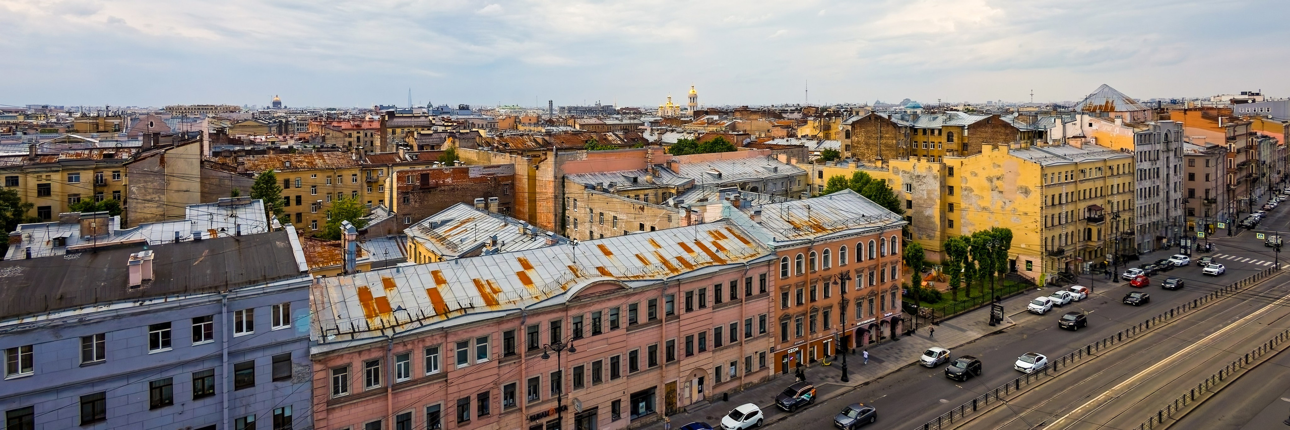 Панорама крыш Лиговского проспекта из центра со смотровой площадки Лофт-проекта Этажи