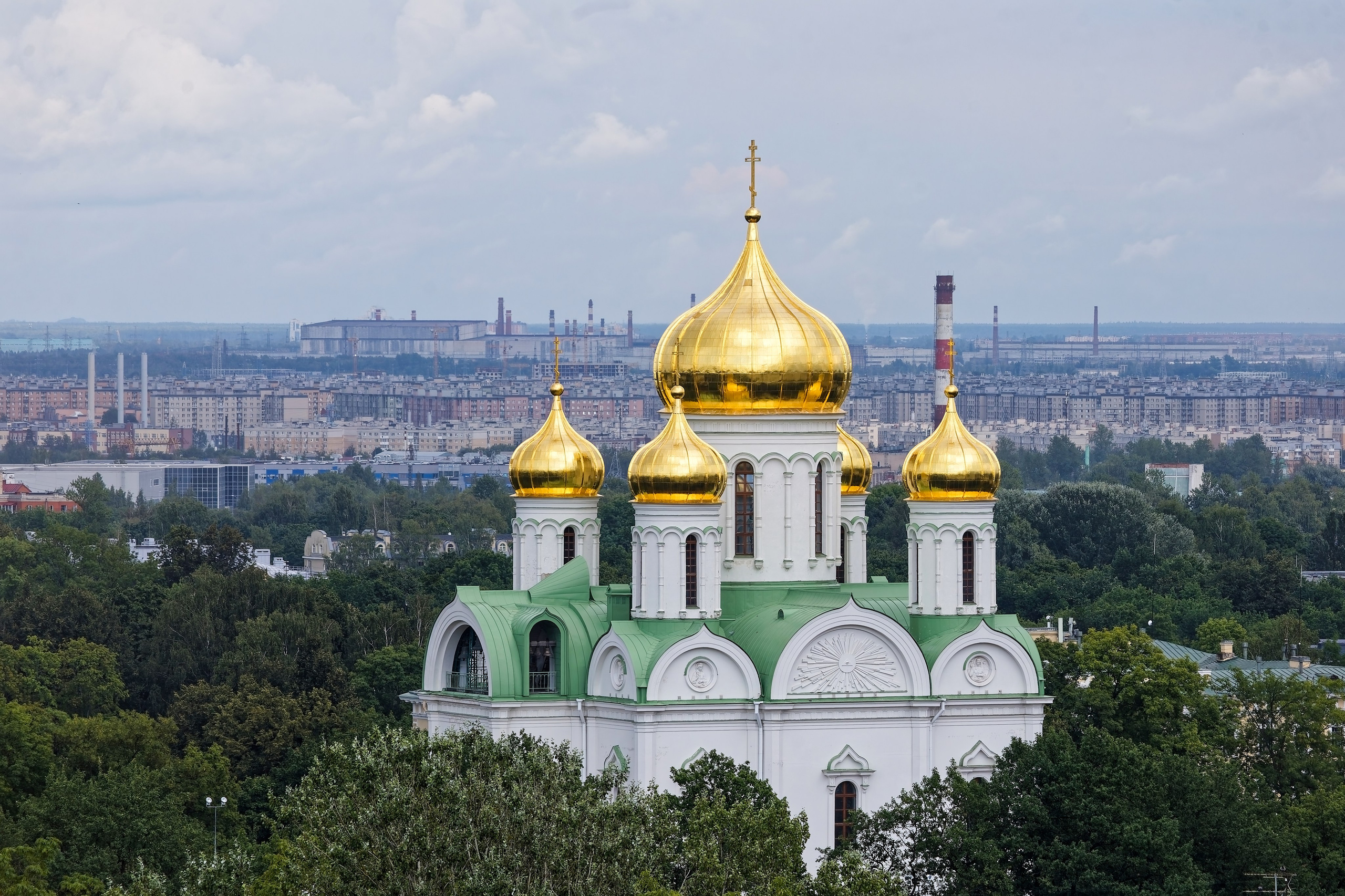 Вид Екатерининский собор в Пушкине со смотровой площадки Певческой башни