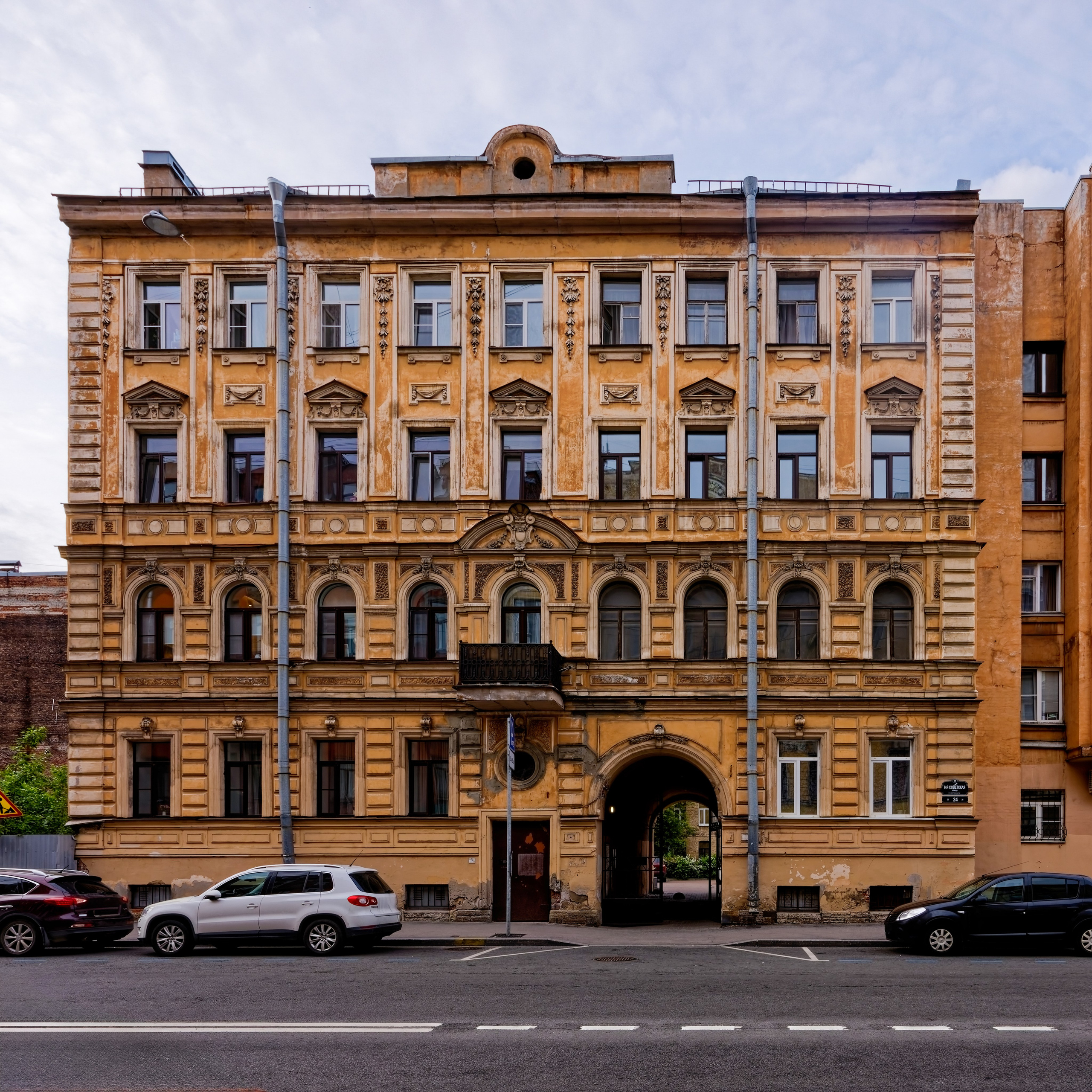 Санкт-Петербург, 8-я Советская, 24. Доходный дом, 1897 год. Архитектор Николай Алексеевич Мельников. Эклектика