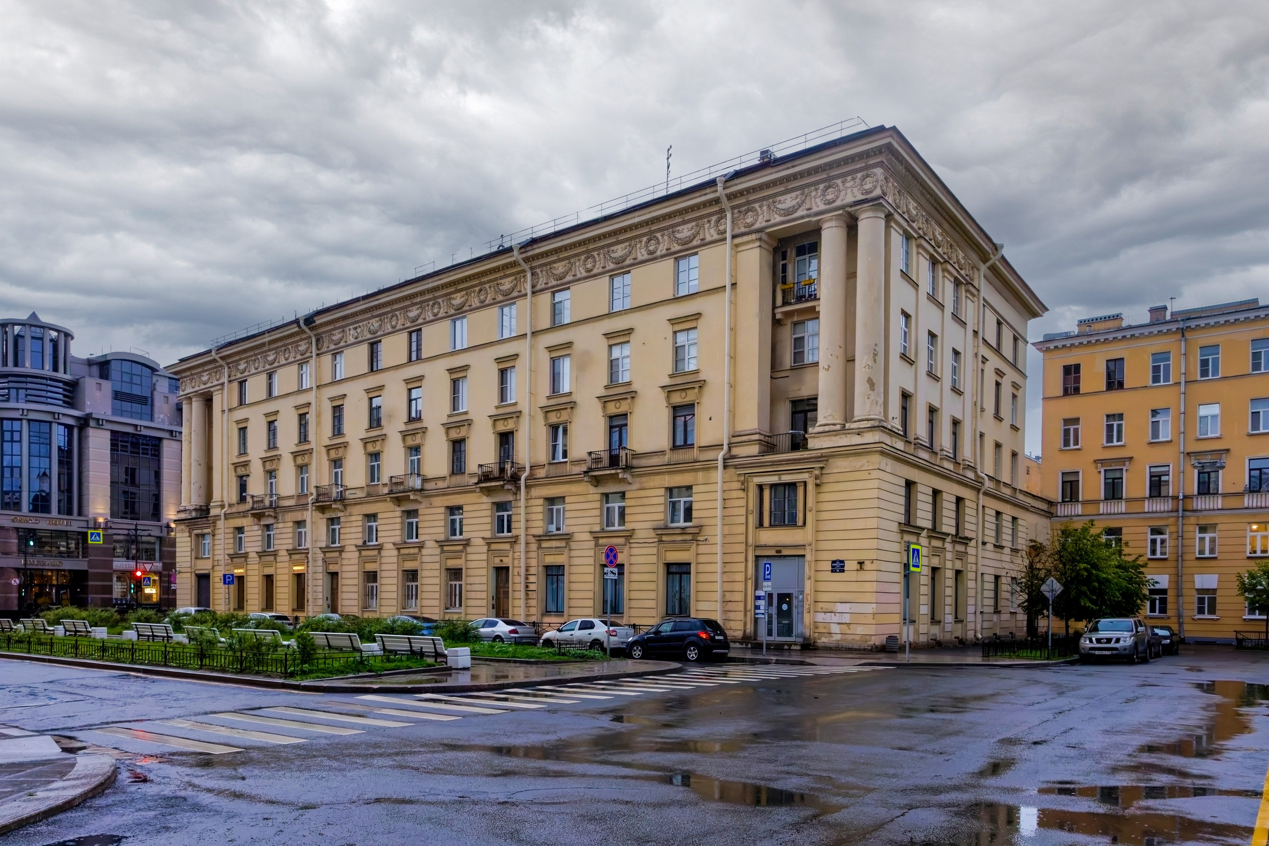 Санкт-Петербург, 6-я Советская улица, 14. Гостиница для офицеров (жилой дом). Архитекторы Игорь Иванович Фомин, Михаил Константинович Бенуа, 1952 год.	Сталинский неоклассицизм.