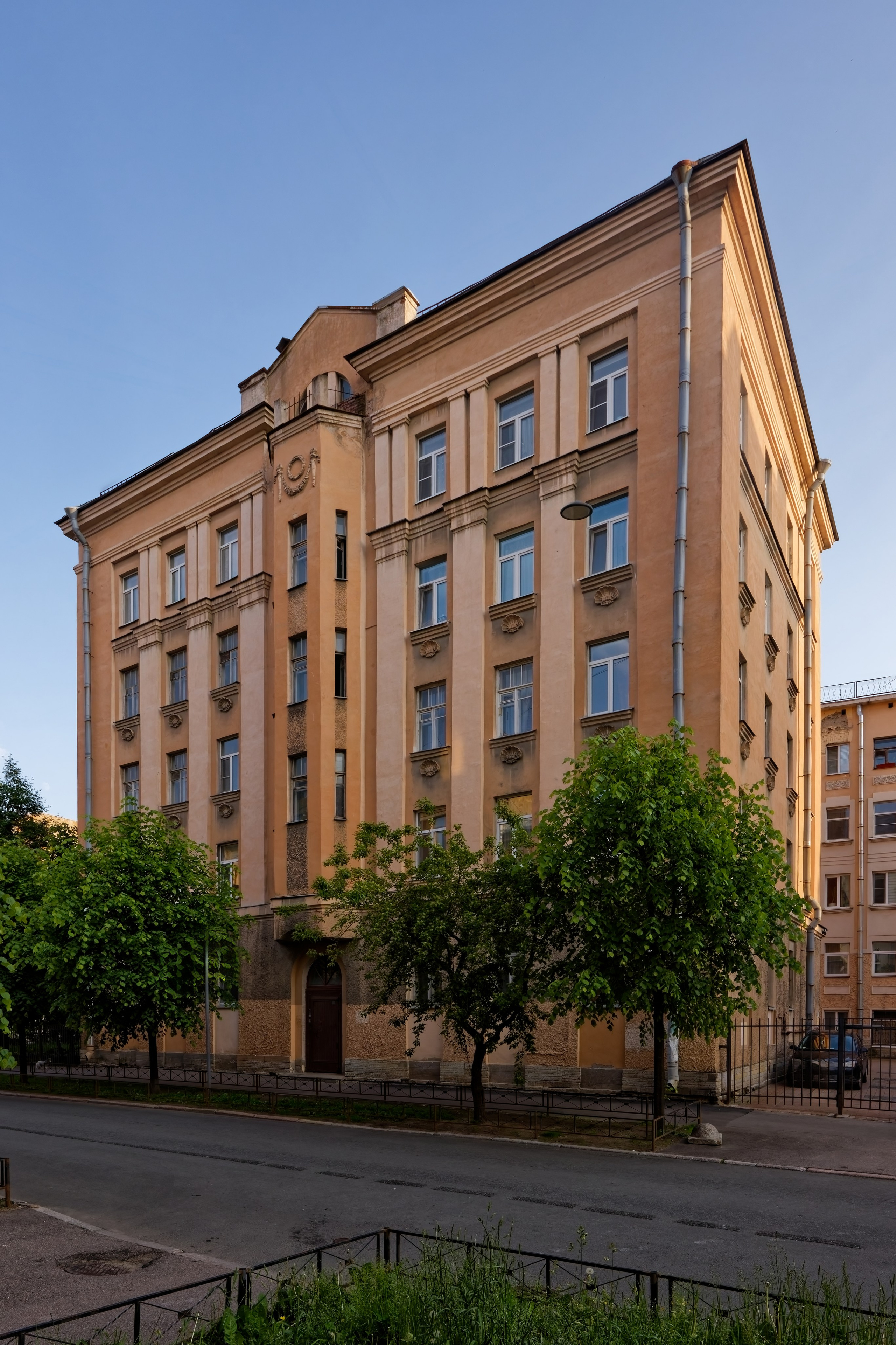 Санкт-Петербург, 9-я Советская, 23. 1990 год. Ретроспективизм.