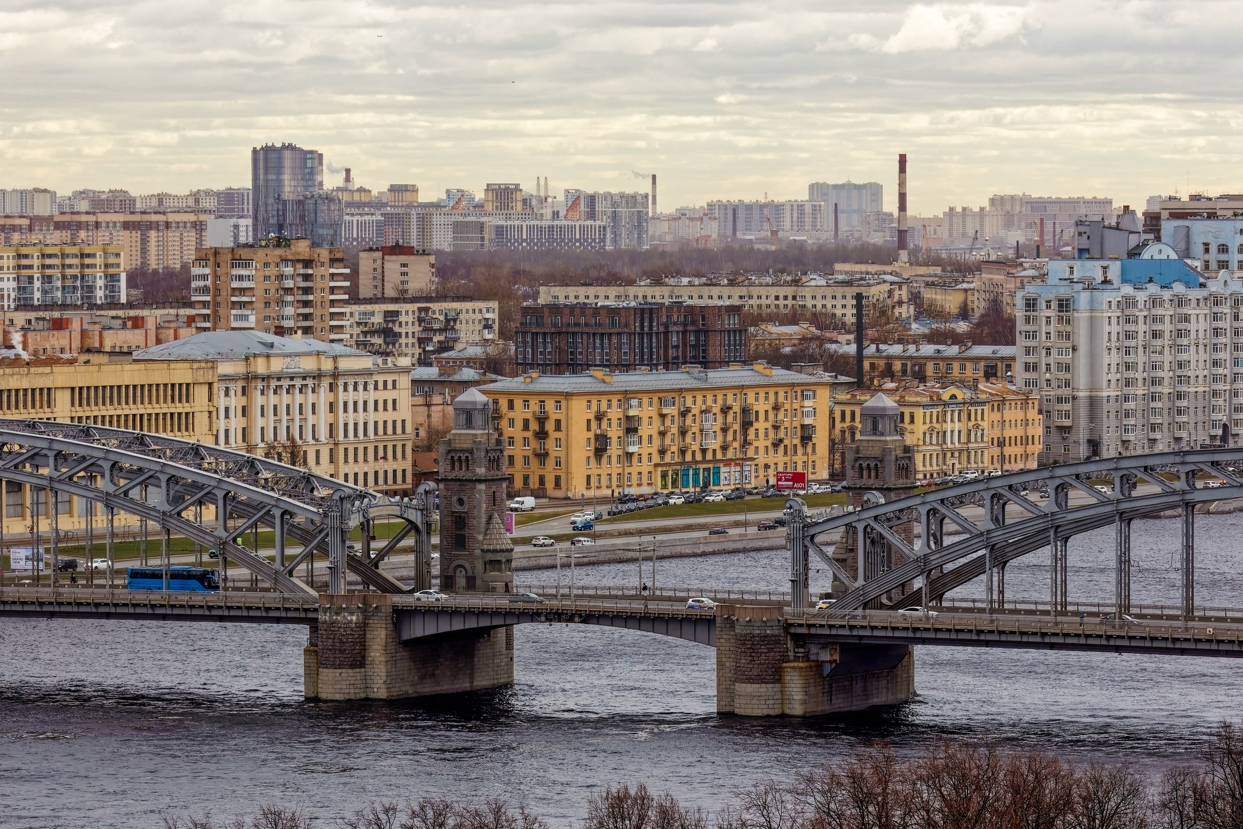 Вид на Большеохтинский мост со смотровой площадки Смольного собора. Санкт-Петербург