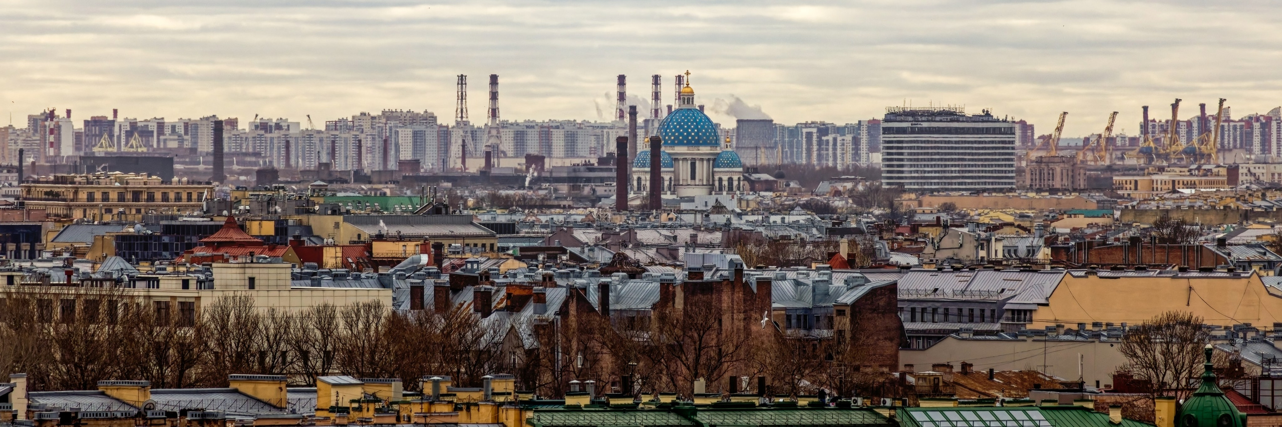Вид на Троице-Измайловский собор и центр города со смотровой площадки Смольного собора. Санкт-Петербург