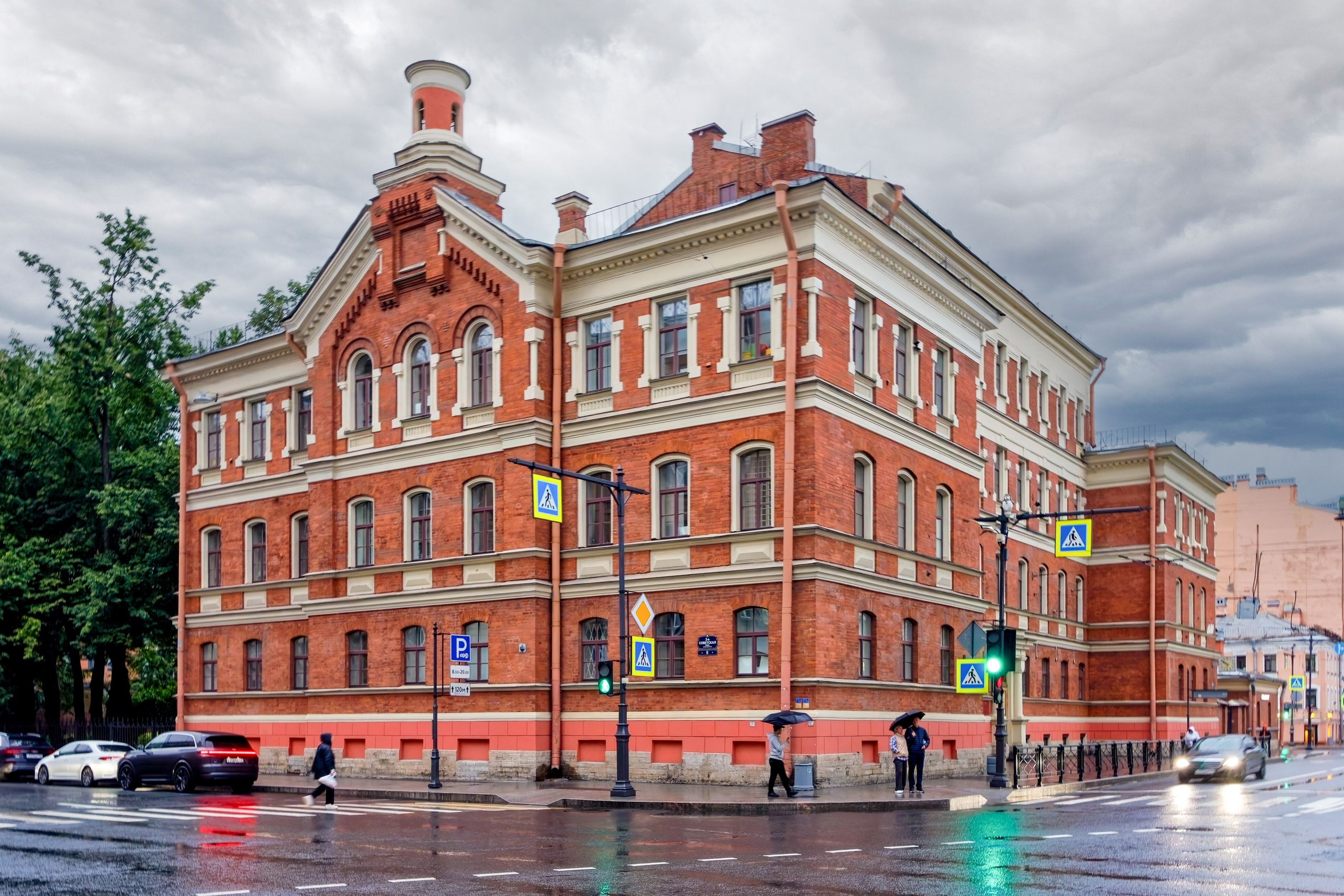 Санкт-Петербург, 2-я Советская улица, 6. Училище фельдшериц и лекарских помощниц (в настоящее время поликлиническое отделение больницы им. К. А. Раухфуса). 1872 год. Архитектор Томишко Антоний Иосифович.