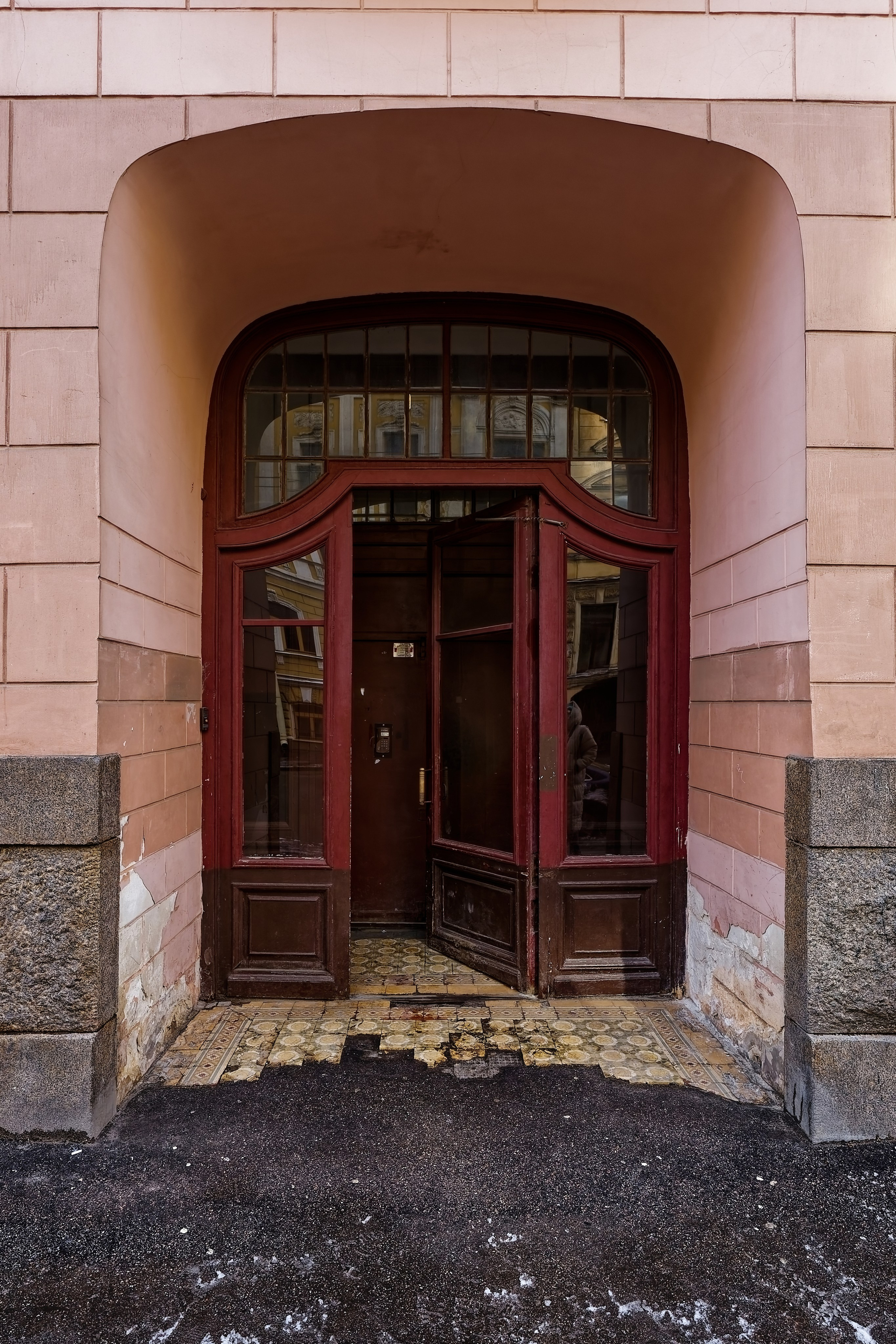Санкт-Петербург, 5-я Советская улица, 7-9. Дом Алексея Макаровича Стрелина. Вход в парадную. 1910 год. Модерн. Архитектор Сергей Григорьевич Гингер. Выявленный памятник архитектуры 7831812000