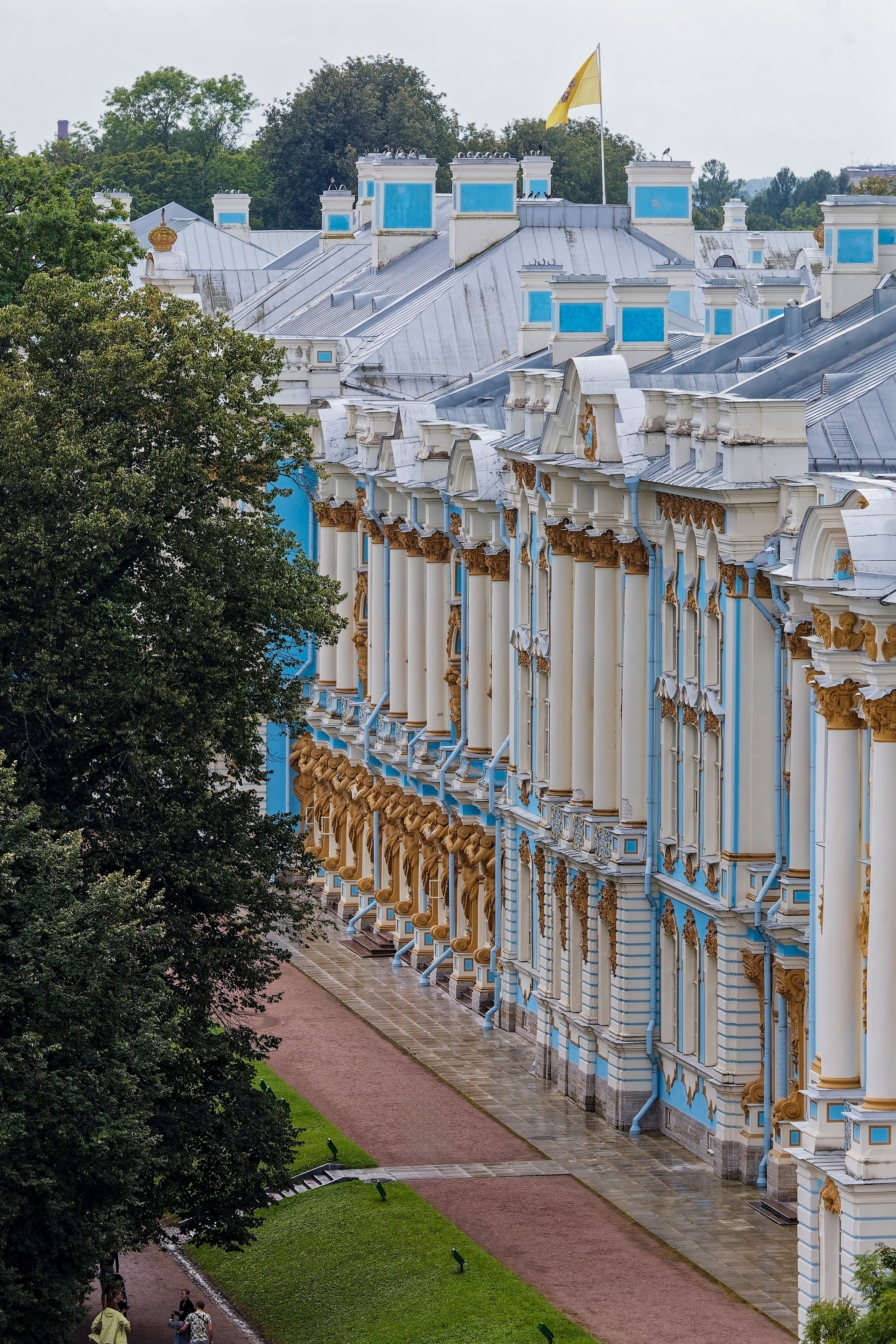 Вид на Большой Екатерининский дворец в Царском селе (Пушкине) со смотровой площадки Певческой башни