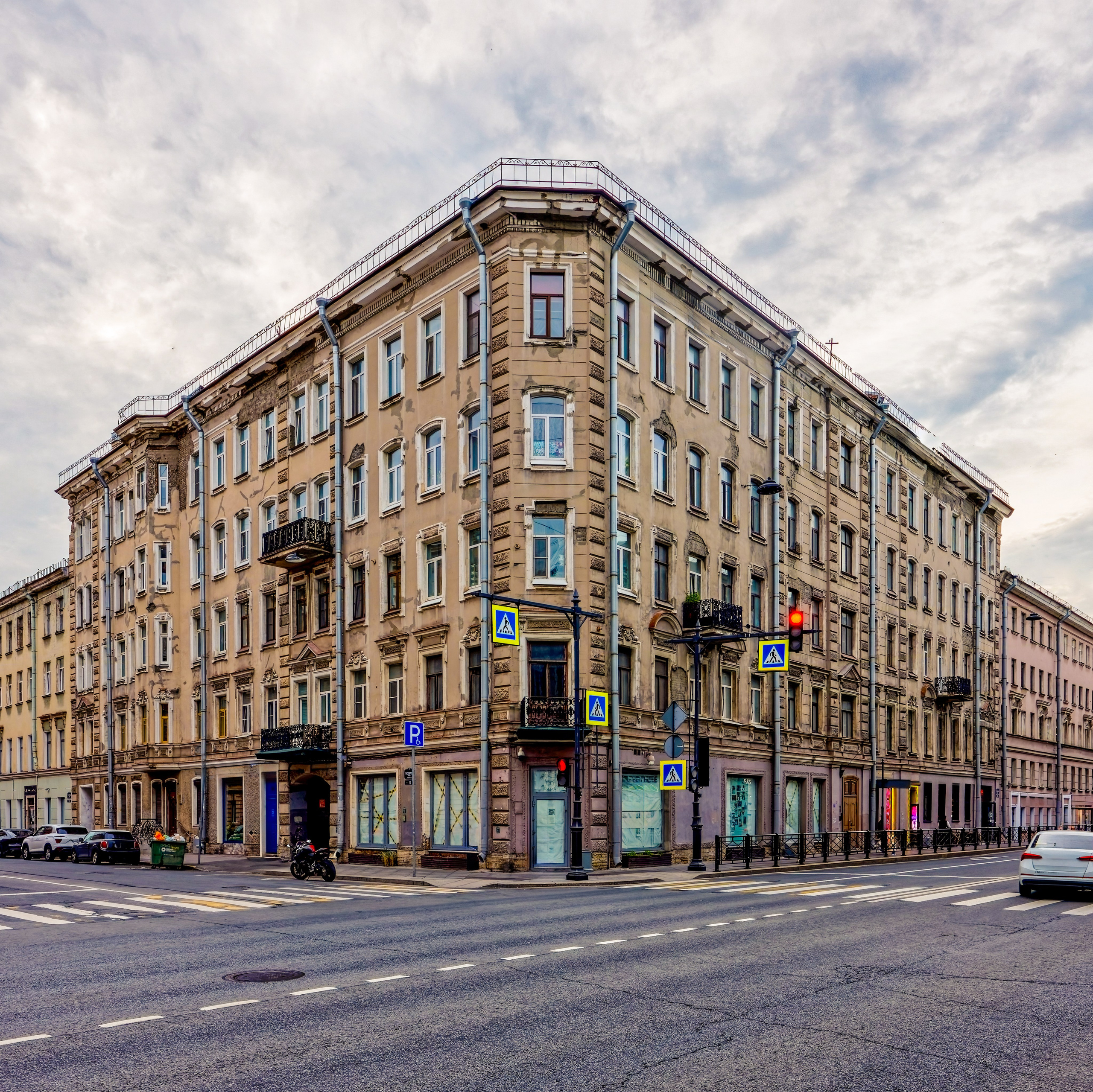 Санкт-Петербург, 7-я Советская улица, 16. Дом общества "Петербургский частный ломбард". Архитекторы Василий Фёдорович фон Геккер, Алексей Николаевич Веретенников. 1876 (1913) год. Эклектика.  ОКН 7833297000