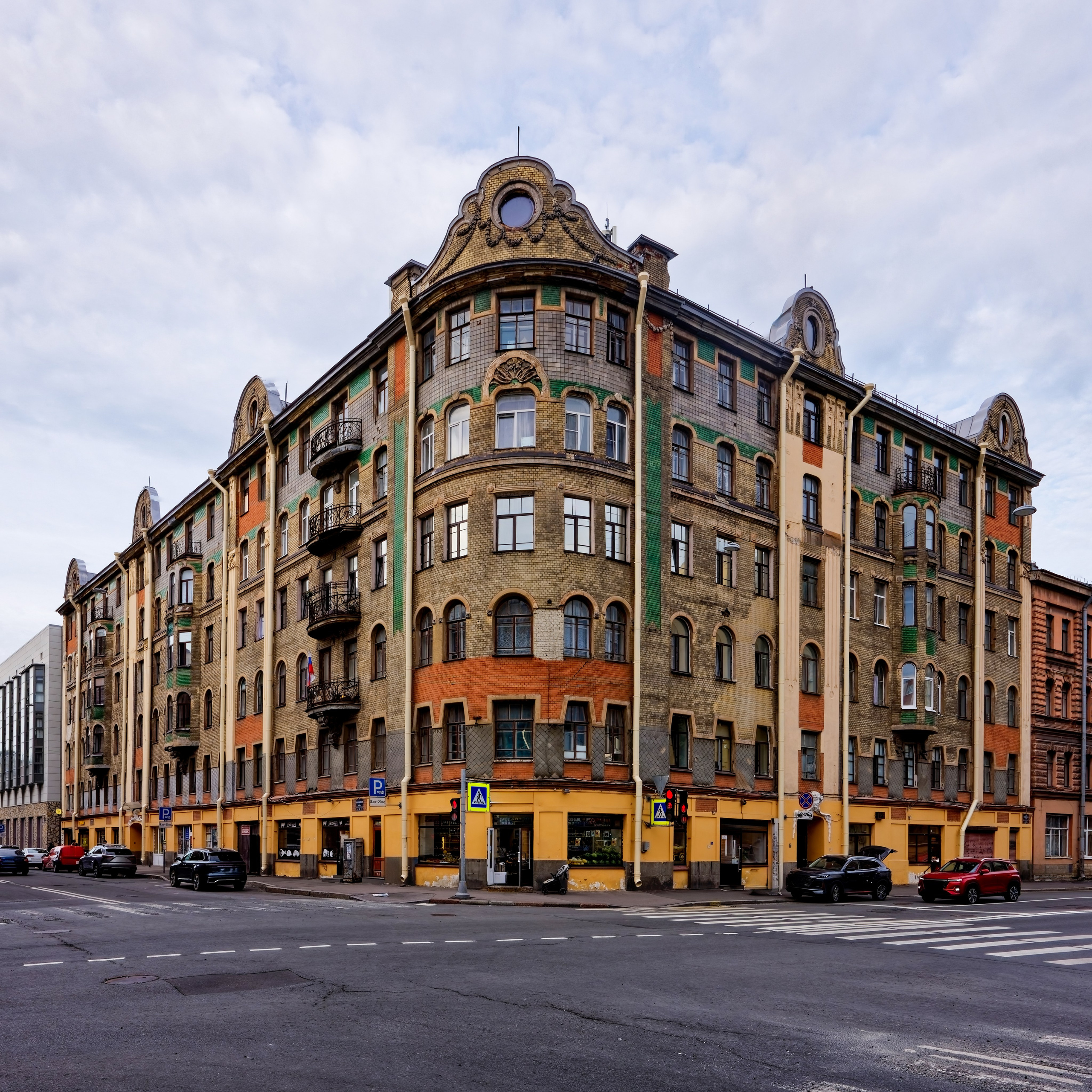 Санкт-Петербург, 8-я Советская, 48 (Мытнинская улица 17-19). Доходный дом Станового, 1912 год. Архитектор Михаил Федорович Еремеев. Модерн. ОКН 7831940000