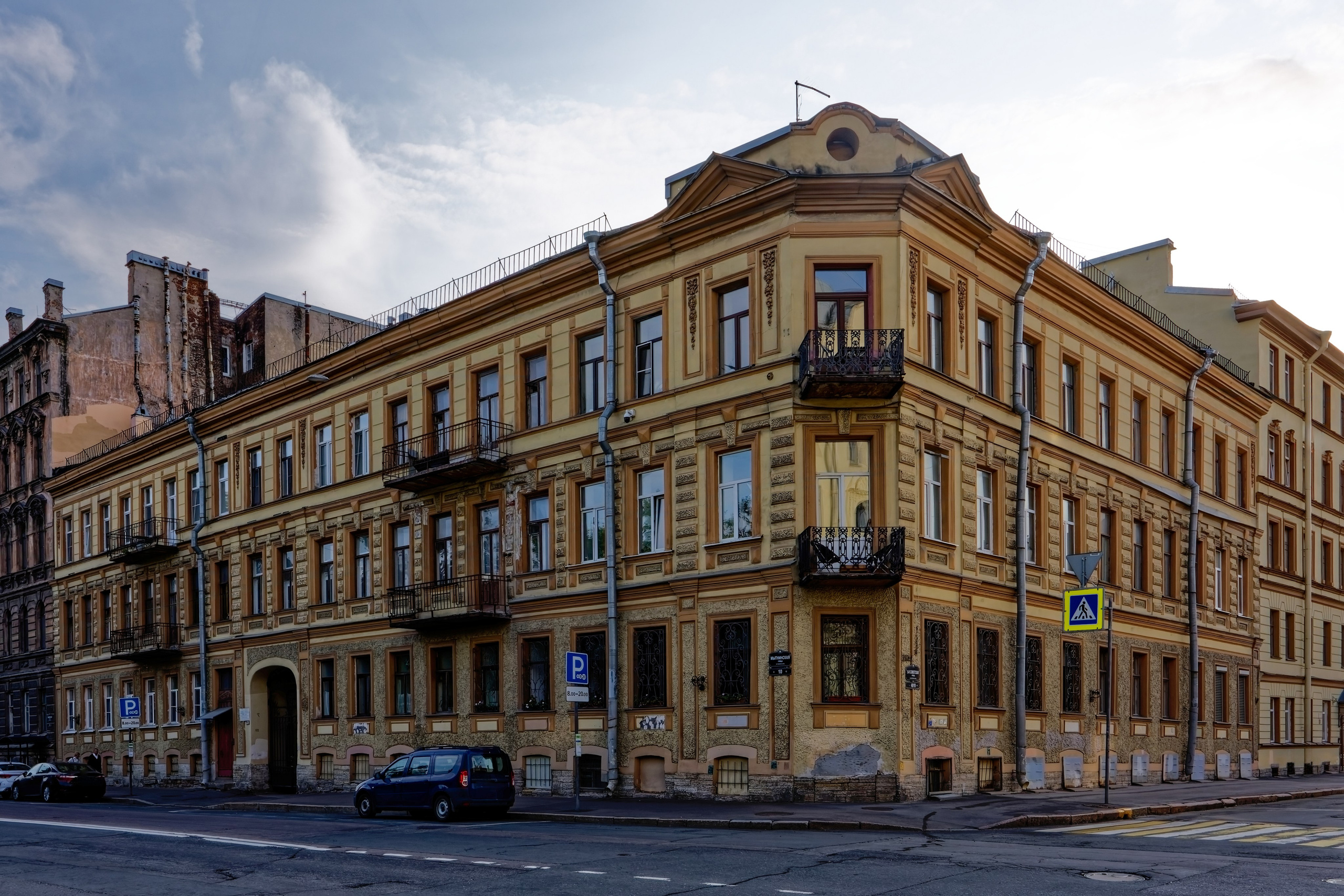 Санкт-Петербург, 5-я Советская улица, 49. 1881 год. Эклектика. Архитектор Василий Федорович фон Геккер.