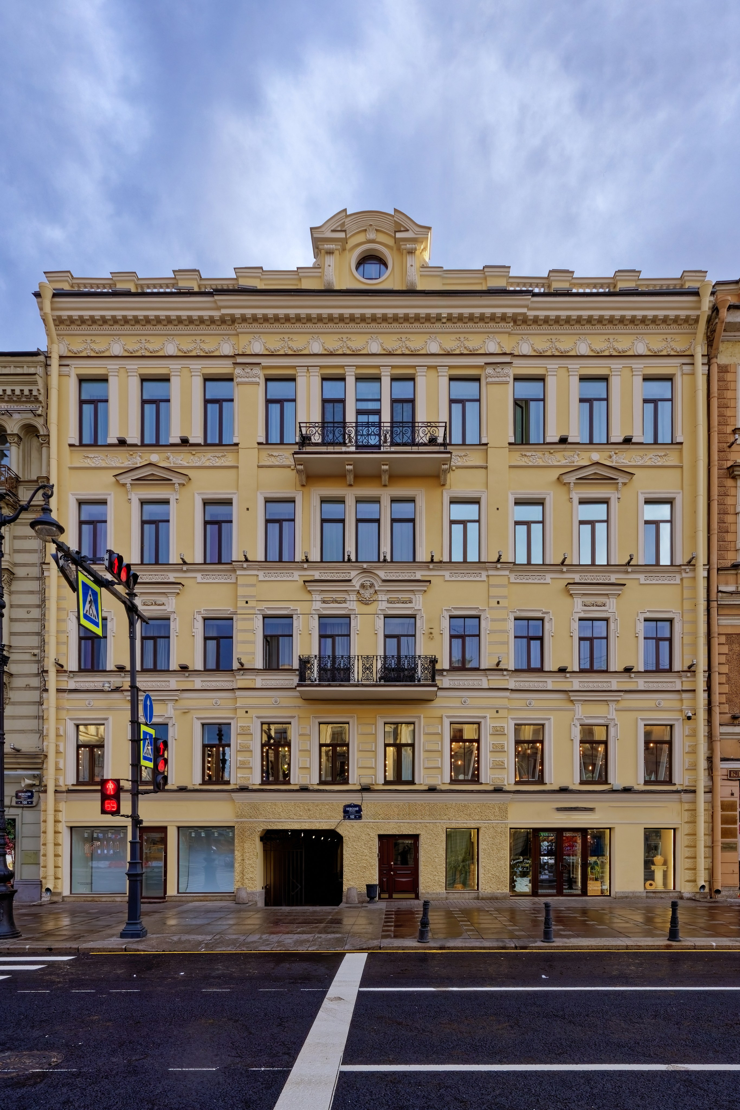 Санкт-Петербург, Невский проспект, дом 102. Дом Змеевых, 1877 год. Архитектор Иван Иудович Буланов. 1908 год - Александр Cергеевич Хренов (надстройка). 