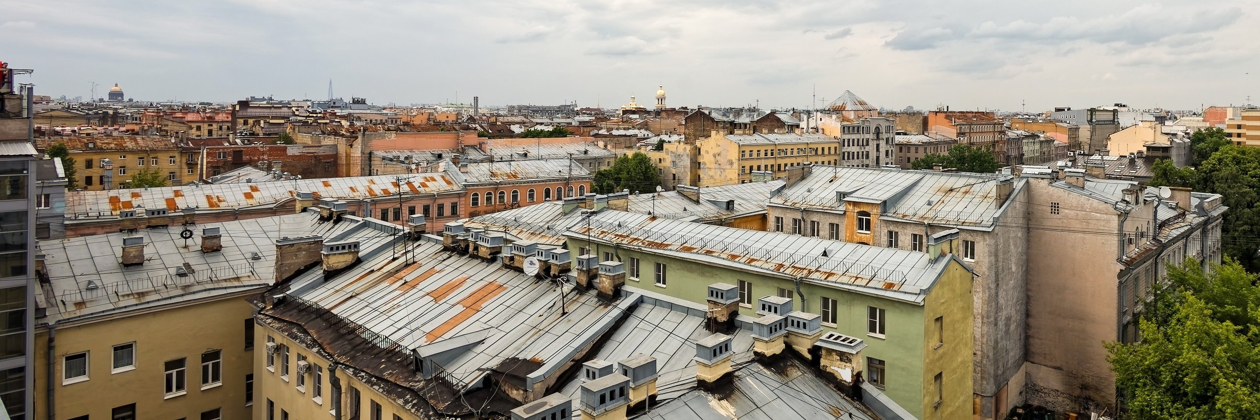 Вид на Владимирский собор и крыши со смотровой площадки Лофт-проекта Этажи